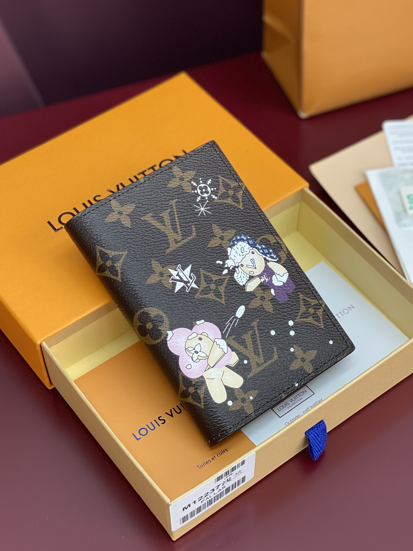 NO:339449,Super M12237 light blue!  passport!  This passport cover uses the brand mascot Vivienne to reveal the interesting charm of the Snow Show series, depicting LV snowflakes and cute polar bears on Monogram canvas. The leather inner lining highlights, and the flip pocket and card mezzanine are arranged to be organized. 14 x 2.5 x 10 cm (height x width x length), LV wallet/cuffet, louis vuitton19860909特级 M12237 浅蓝！护照！本款护照套以品牌吉祥物 Vivienne 展露Snow Show 系列的妙趣韵味,于Monogram 帆布描绘LV 雪花和可爱北极熊.皮革内衬点睛细节,翻盖口袋和卡片夹层实现有序收纳. 14 x 2.5 x 10 厘米 (高 x 宽 x 长度),LV钱夹/手包,louis vuitton,Bag