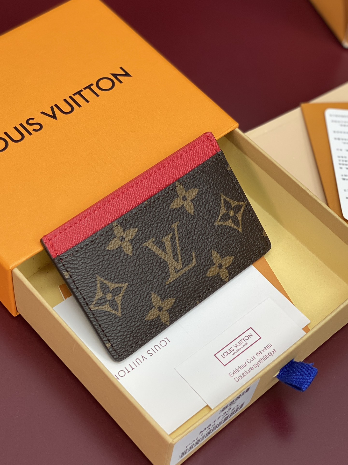 NO:339527,Super M61733 is very popular!  Card holder: One inner mezzanine for larger cards. Two outer mezzanines can accommodate credit cards, ride cards and other various cards size 11*7cm., LV wallet/handbag, louis vuitton19860909特级 M61733 大红！卡片夹卡套 一个内夹层供放较大的卡片 两个外夹层可供放信用卡、乘车卡等各式卡片size11*7cm.,LV钱夹/手包,louis vuitton,Bag