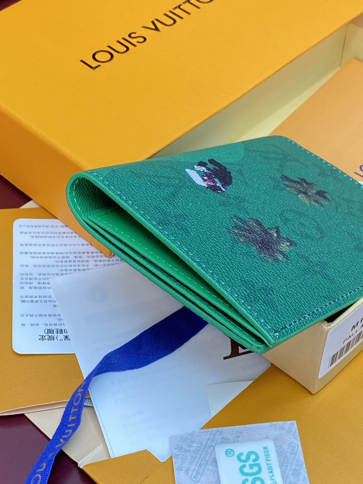M14876 护照！棒球绿色！时尚出行的绝佳伴侣。质感奢华的粒纹小牛皮内衬，内部多隔层构造，风格经典的旅