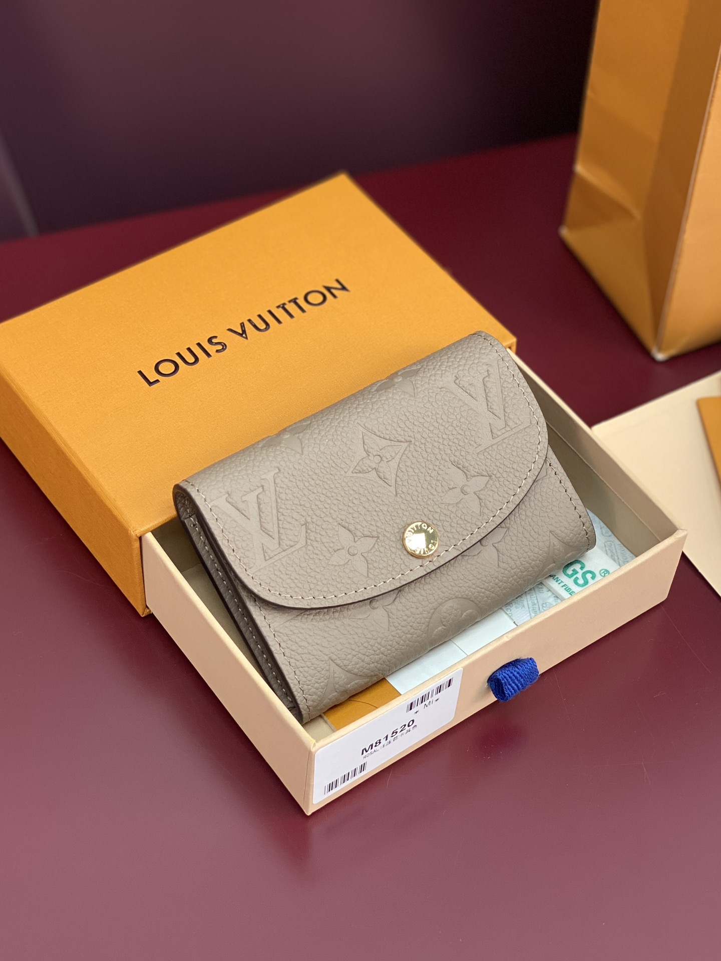 NO:672443,M81520!  Khaki!  Made of top layer cowhide!  Women's coin purse card holder is small and exquisite but extremely practical. This colorful envelope-style coin purse is the perfect companion for modern women in urban life. It is small and can be easily stored in bags or even pockets. Size 11×8cm., LV wallet, louis vuitton, wallets, cowhide19860909M81520！卡其色！采用头层牛皮制作！女士零钱包卡包 小巧玲珑却极为实用,此款多彩信封式零钱包是现代女性都市生活中的完美伴侣.身材小巧,轻松收入包袋甚至衣袋之中.尺寸11×8cm.,LV钱包,louis vuitton,wallets,cowhide,欧美剧