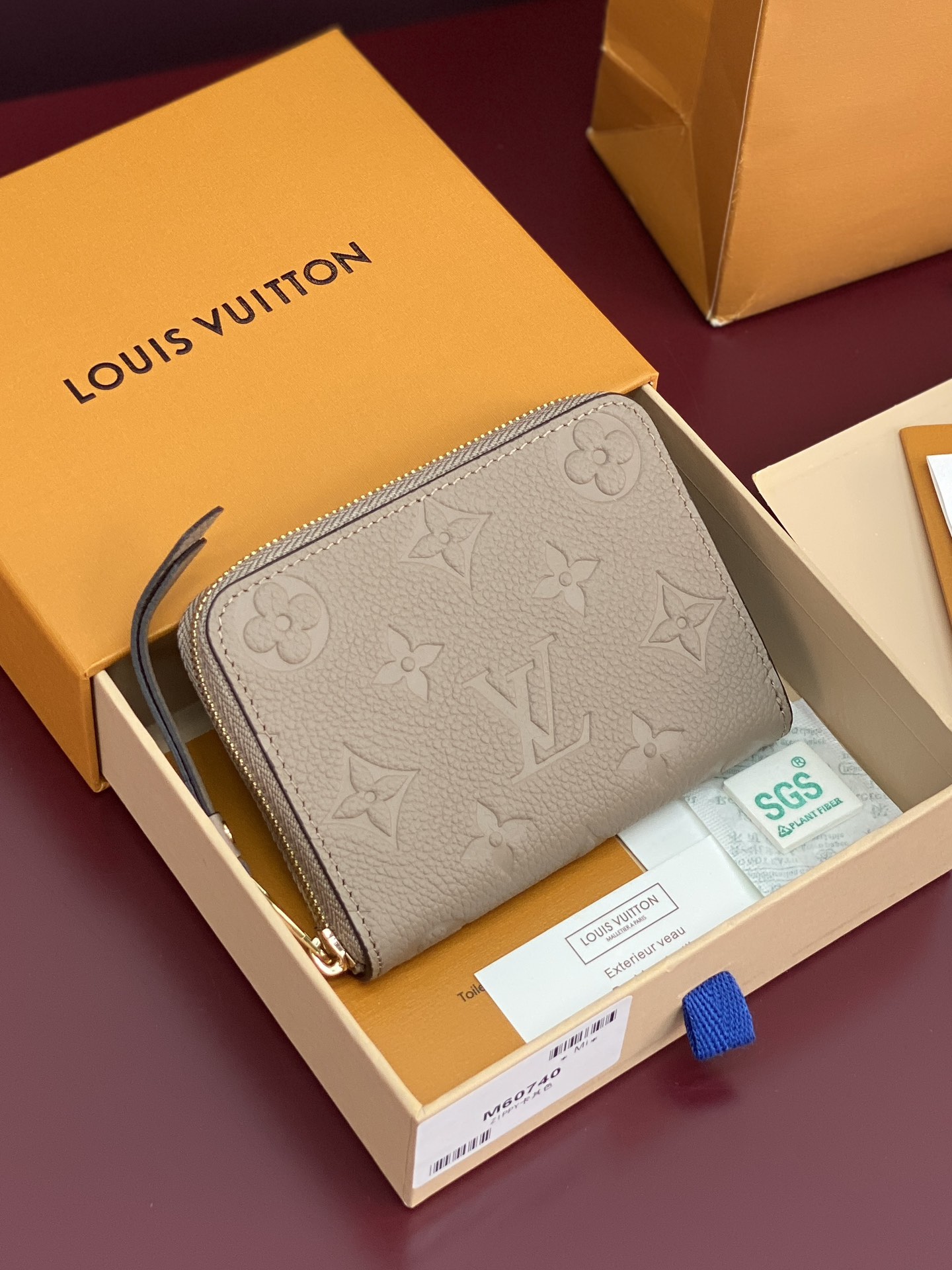 NO:672440,M60740 Khaki!  This zipper coin purse provides the most ideal choice for urbanites. The bag is compact and can be used to hold change, credit cards and folded banknotes. Even if the pockets on your body are small, you can easily put it in. 11 x 8 x 1 cm., LV wallet, louis vuitton, wallets19860909M60740 卡其色！此款拉链零钱包为都市人提供了最理想的选择.包身精巧紧凑,可以用来装零钱、信用卡和折叠起来的纸币.即使身上的口袋小,也可轻松地将它放入.11 x 8 x 1 cm .,LV钱包,louis vuitton,wallets,欧美剧