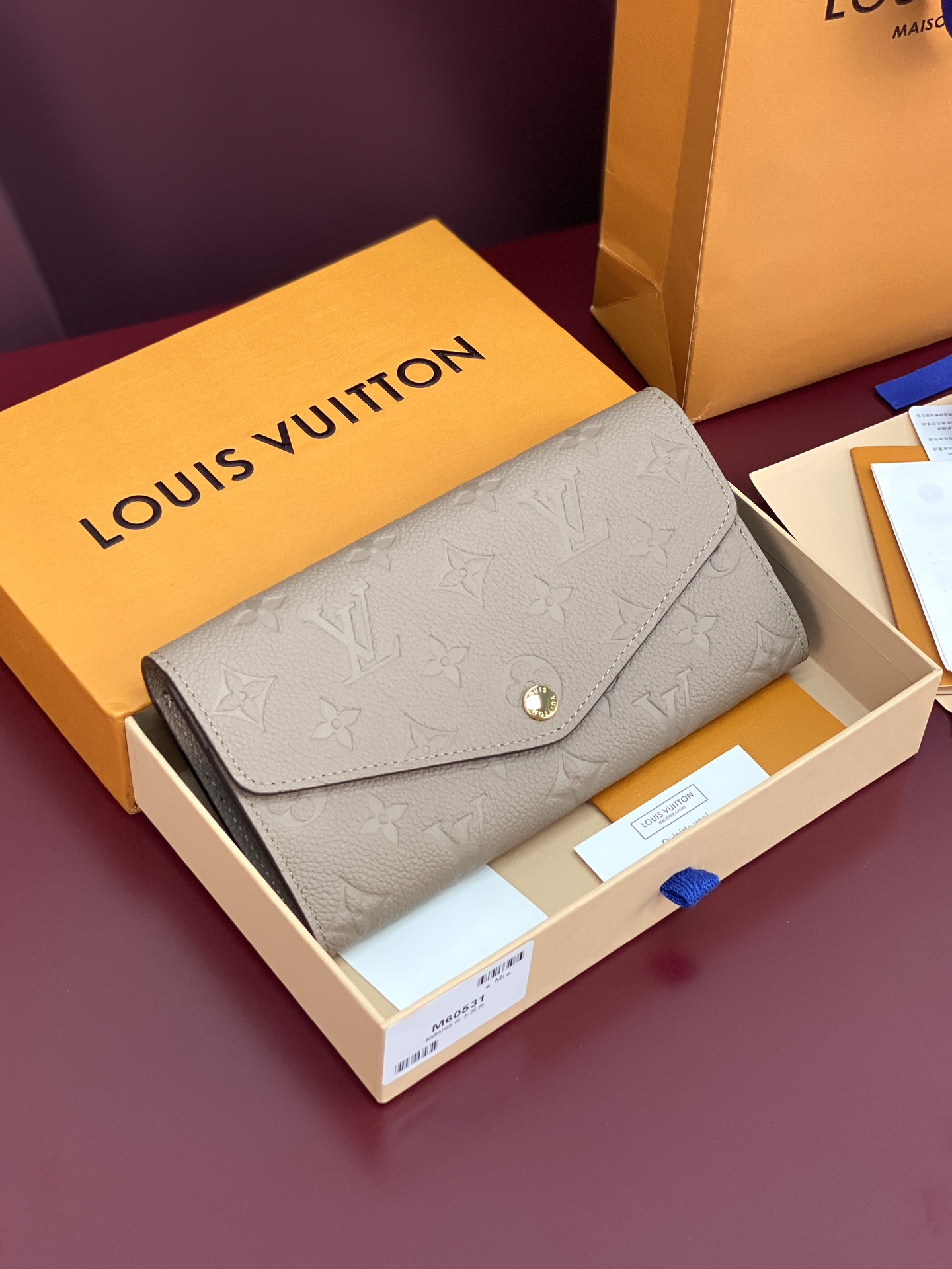 NO:672437,M60531 Khaki!  This Sarah wallet is made of Monogram Empreinte leather embossed with the classic Monogram pattern, with an envelope-style flap opening for credit cards and a zippered coin pocket. Detailed features: 19 x 10.5 x 2 cm (length x height x width)., LV wallet, louis vuitton, wallets19860909M60531 卡其！本款 Sarah 钱夹为 Monogram Empreinte 皮革压印经典 Monogram 图案,以信封式翻盖开启信用卡卡片夹层和拉链零钱袋. 详细特征19 x 10.5 x 2厘米(长度 x 高 x 宽).,LV钱包,louis vuitton,wallets,欧美剧