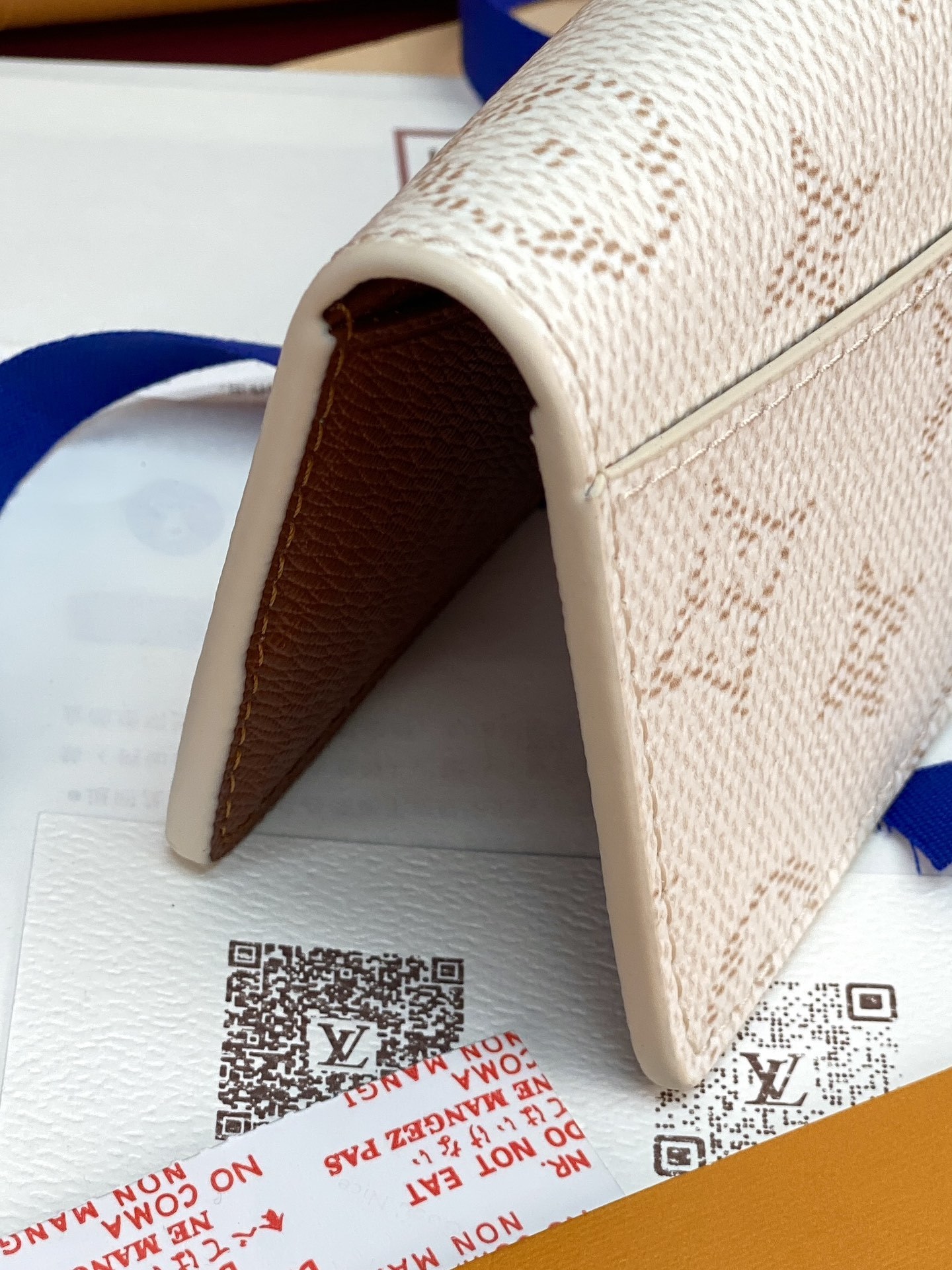 M14688 白条纹!口袋钱夹!本款口袋钱夹为 Monogram Heritage 涂层帆布搭配牛皮革条