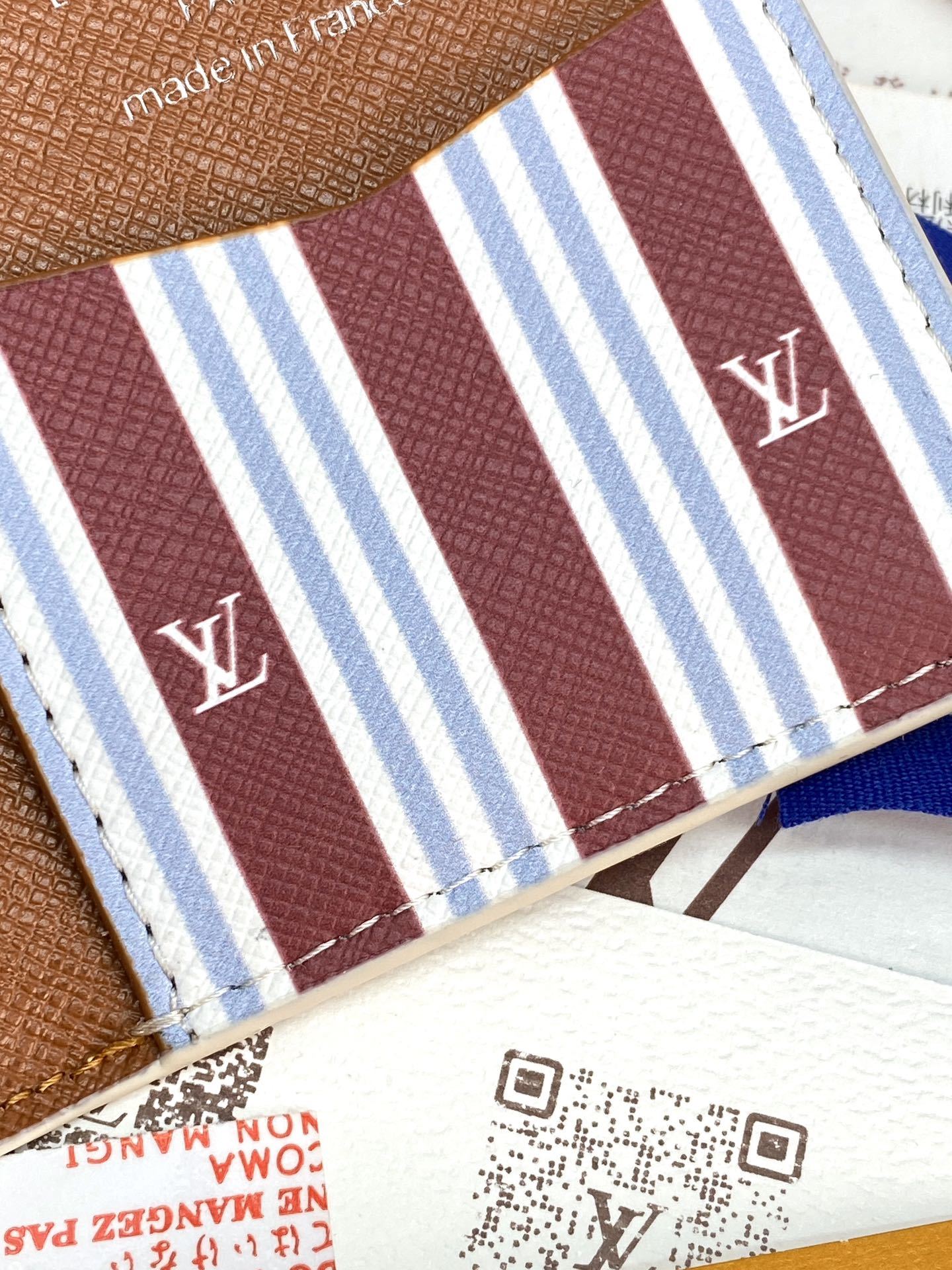 M14688 白条纹!口袋钱夹!本款口袋钱夹为 Monogram Heritage 涂层帆布搭配牛皮革条