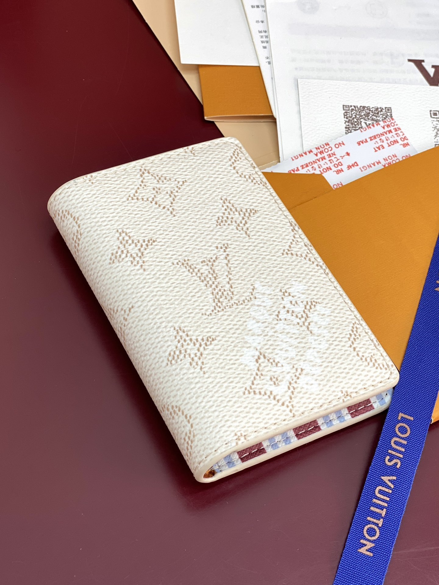 M14688 白条纹!口袋钱夹!本款口袋钱夹为 Monogram Heritage 涂层帆布搭配牛皮革条