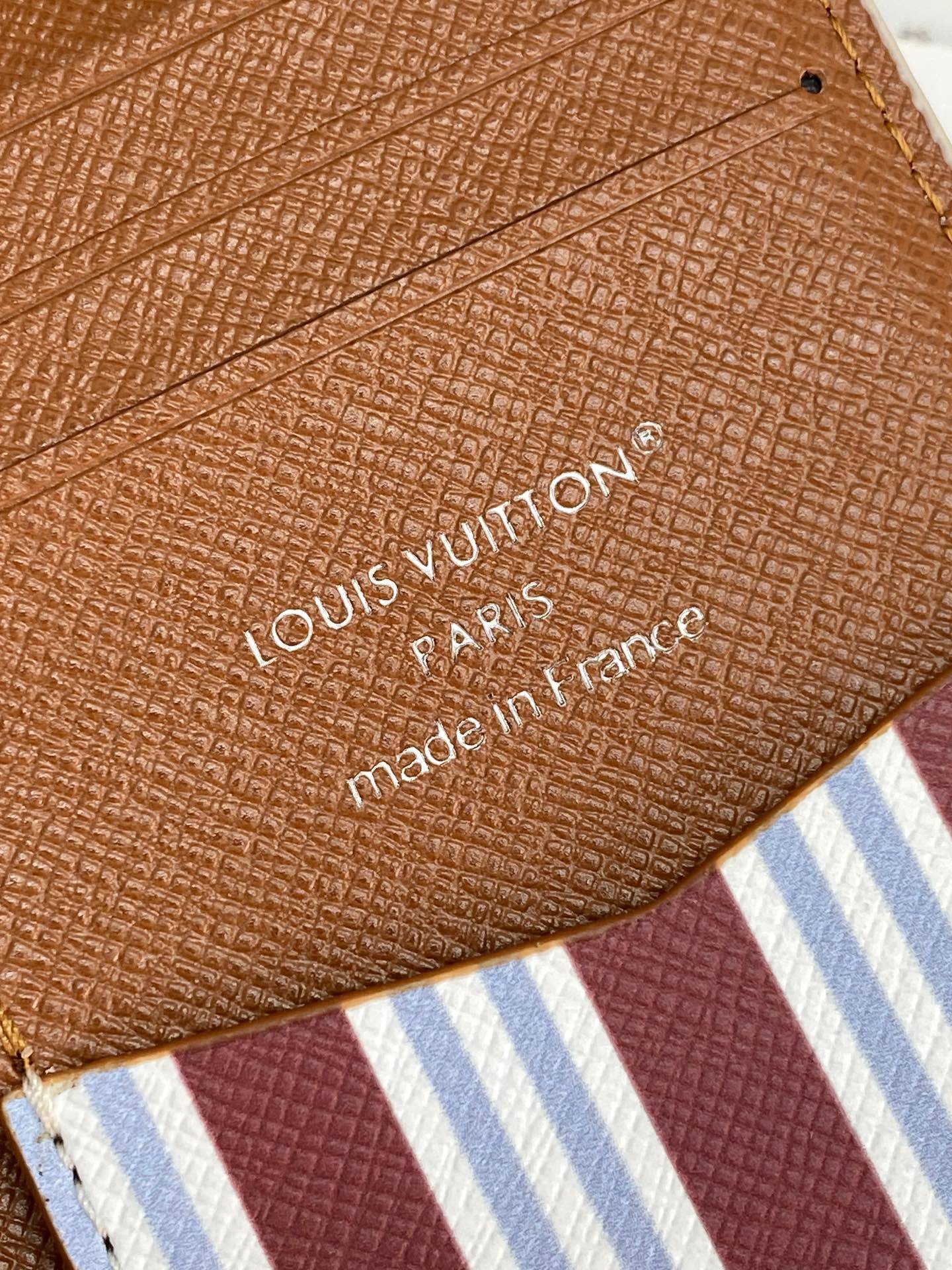 M14688 白条纹!口袋钱夹!本款口袋钱夹为 Monogram Heritage 涂层帆布搭配牛皮革条