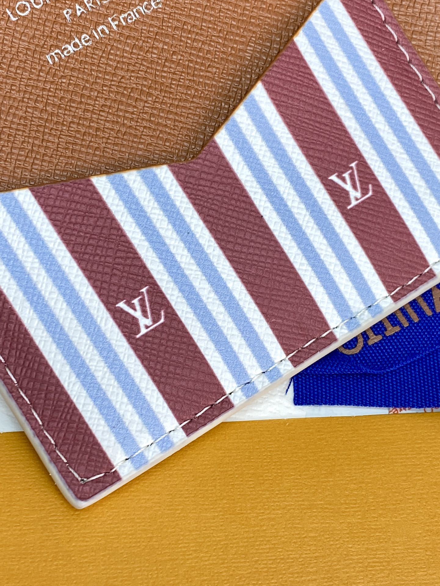 M15075 白条纹!护照套!本款护照套以 Monogram Heritage 涂层帆布包裹印花牛皮革内