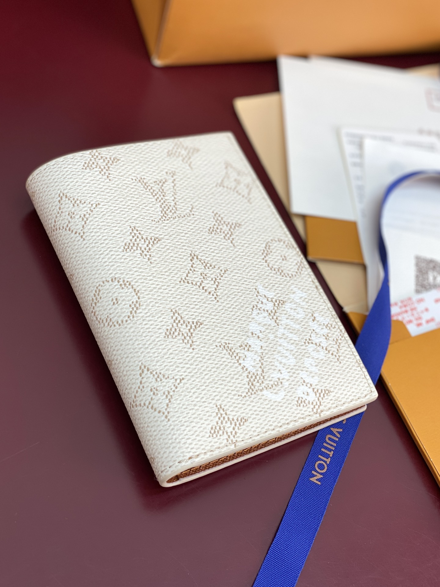 M15075 白条纹!护照套!本款护照套以 Monogram Heritage 涂层帆布包裹印花牛皮革内