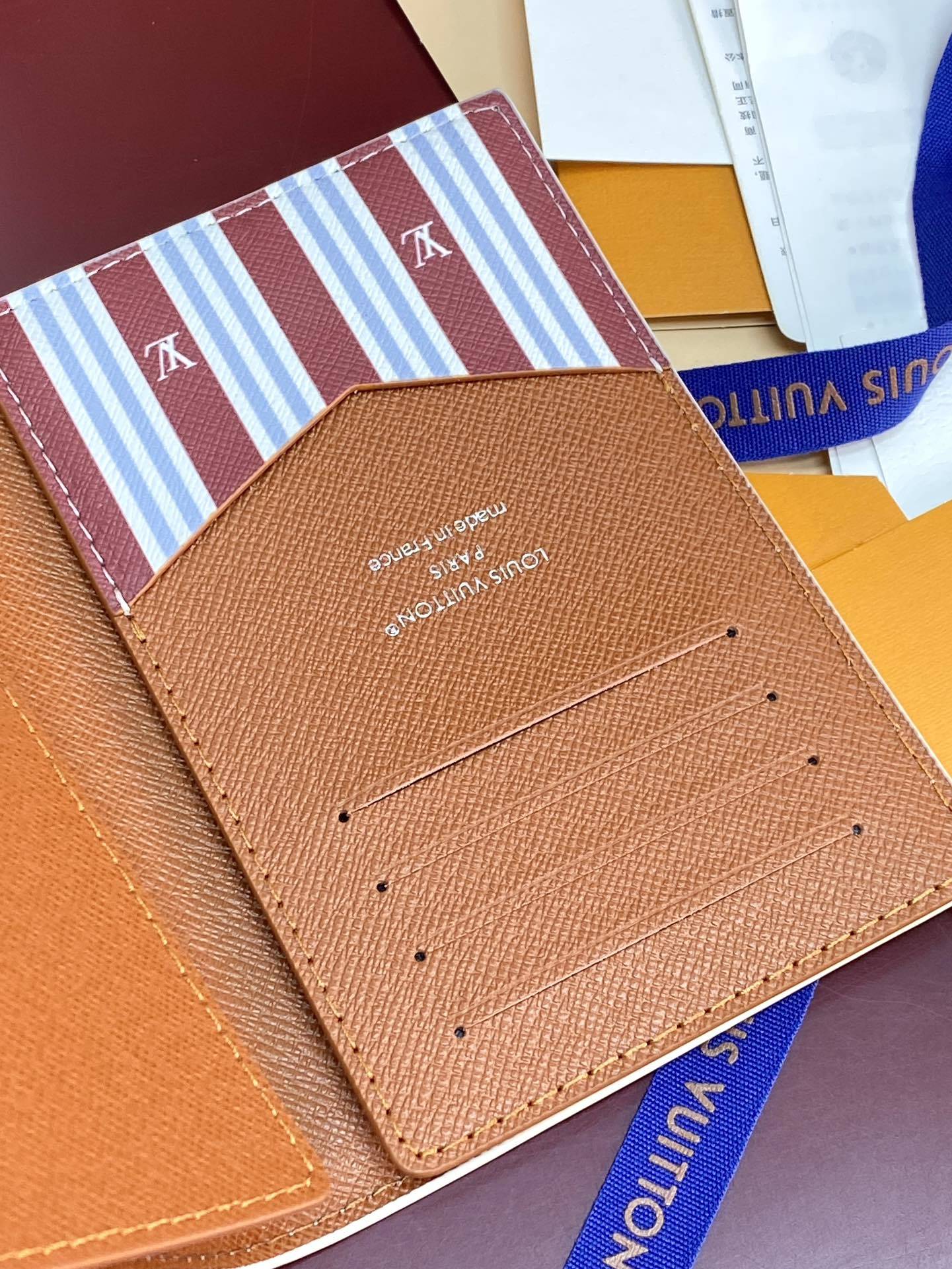 M15075 白条纹!护照套!本款护照套以 Monogram Heritage 涂层帆布包裹印花牛皮革内