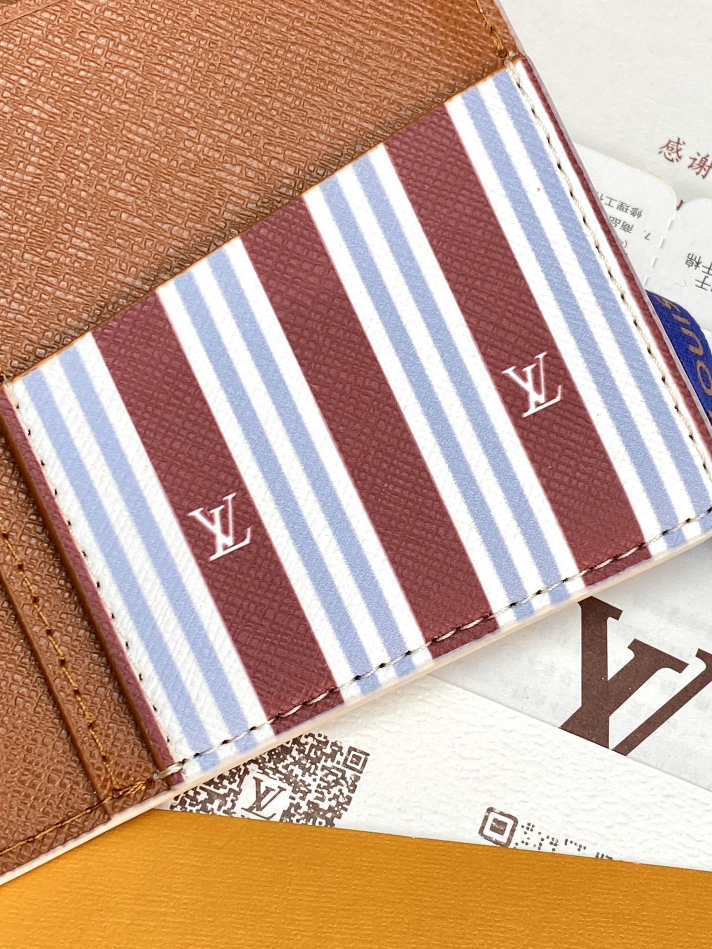 M15156 白条纹!BRAZZA 钱夹!本款 Brazza 钱夹以 Monogram Heritage