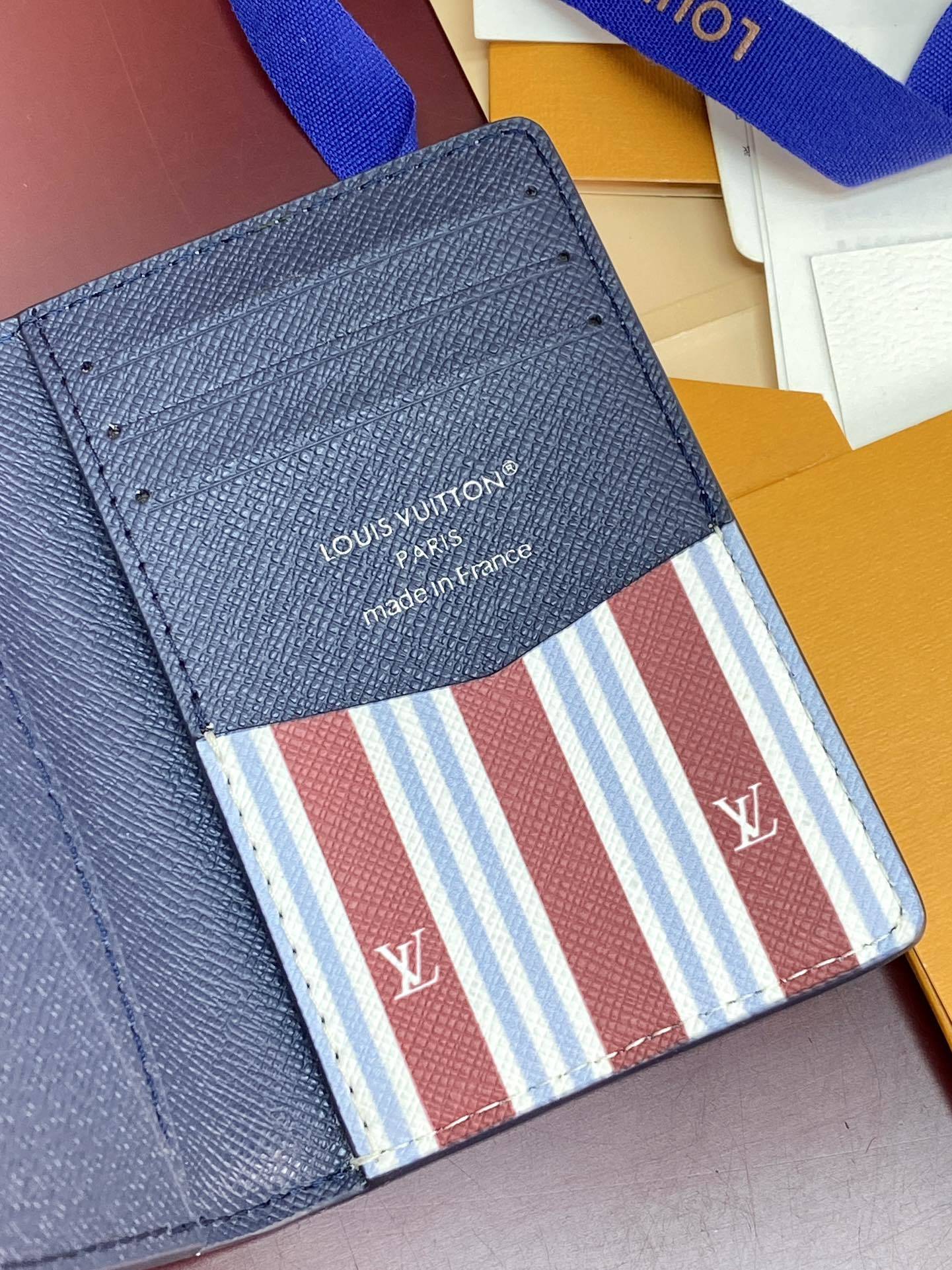 M14688 蓝条纹!口袋钱夹!本款口袋钱夹为 Monogram Heritage 涂层帆布搭配牛皮革条