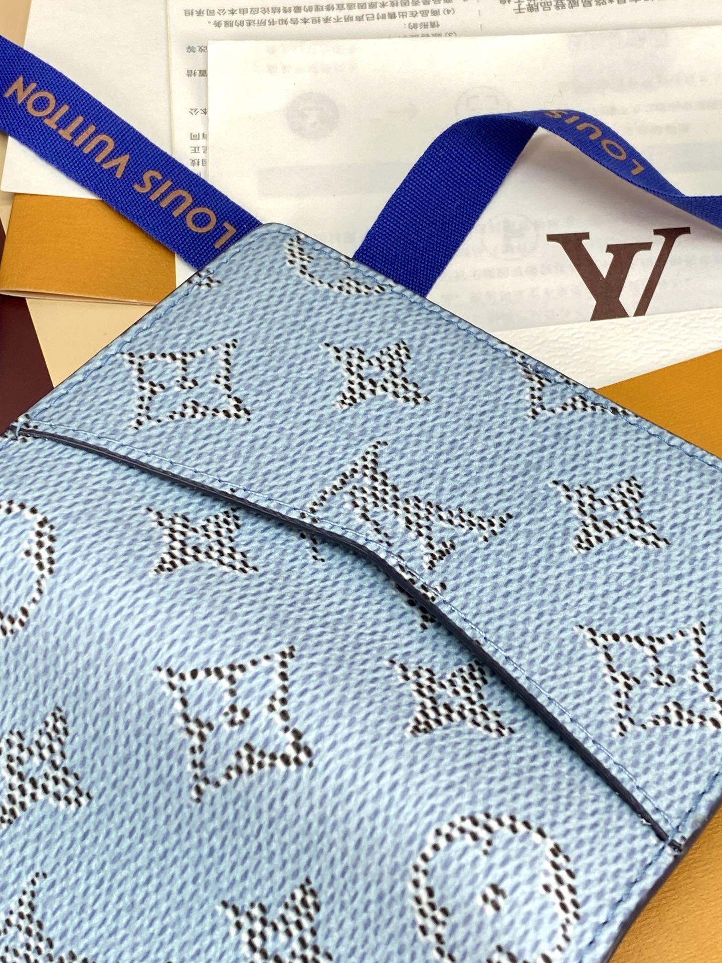 M14688 蓝条纹!口袋钱夹!本款口袋钱夹为 Monogram Heritage 涂层帆布搭配牛皮革条