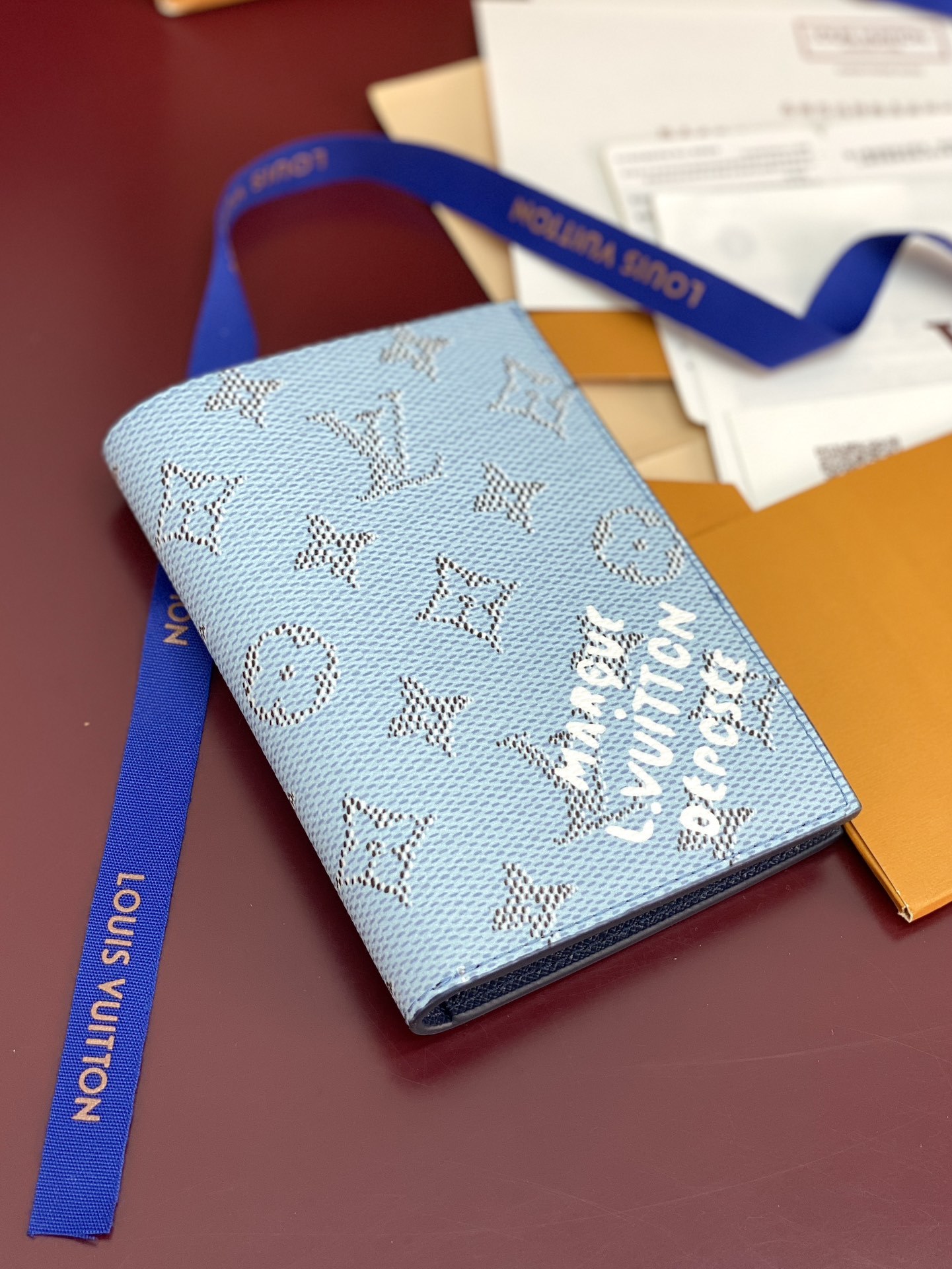 M15075 蓝条纹!护照套!本款护照套以 Monogram Heritage 涂层帆布包裹印花牛皮革内