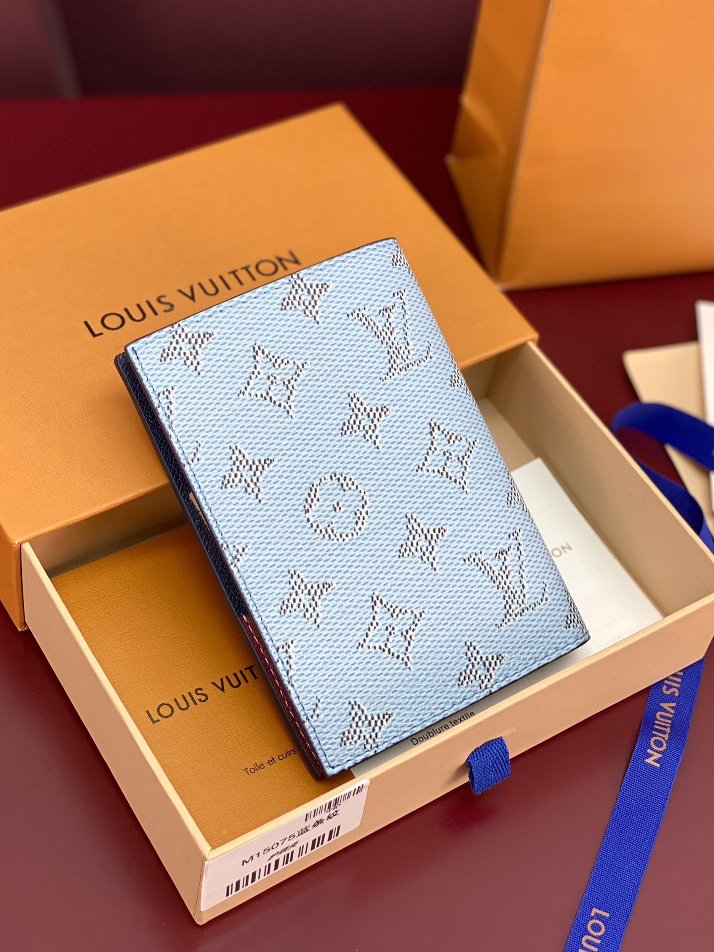 M15075 蓝条纹!护照套!本款护照套以 Monogram Heritage 涂层帆布包裹印花牛皮革内