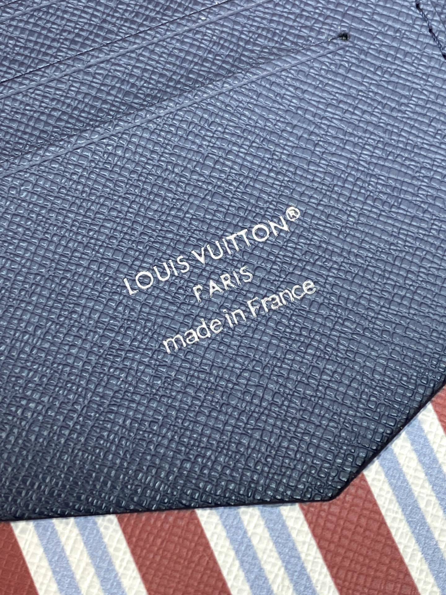 M15075 蓝条纹!护照套!本款护照套以 Monogram Heritage 涂层帆布包裹印花牛皮革内