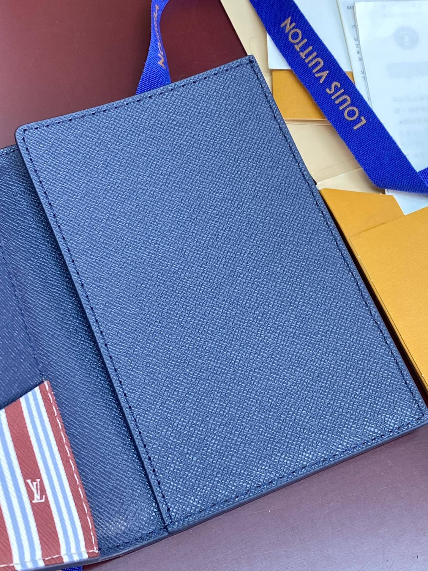 M15075 蓝条纹!护照套!本款护照套以 Monogram Heritage 涂层帆布包裹印花牛皮革内