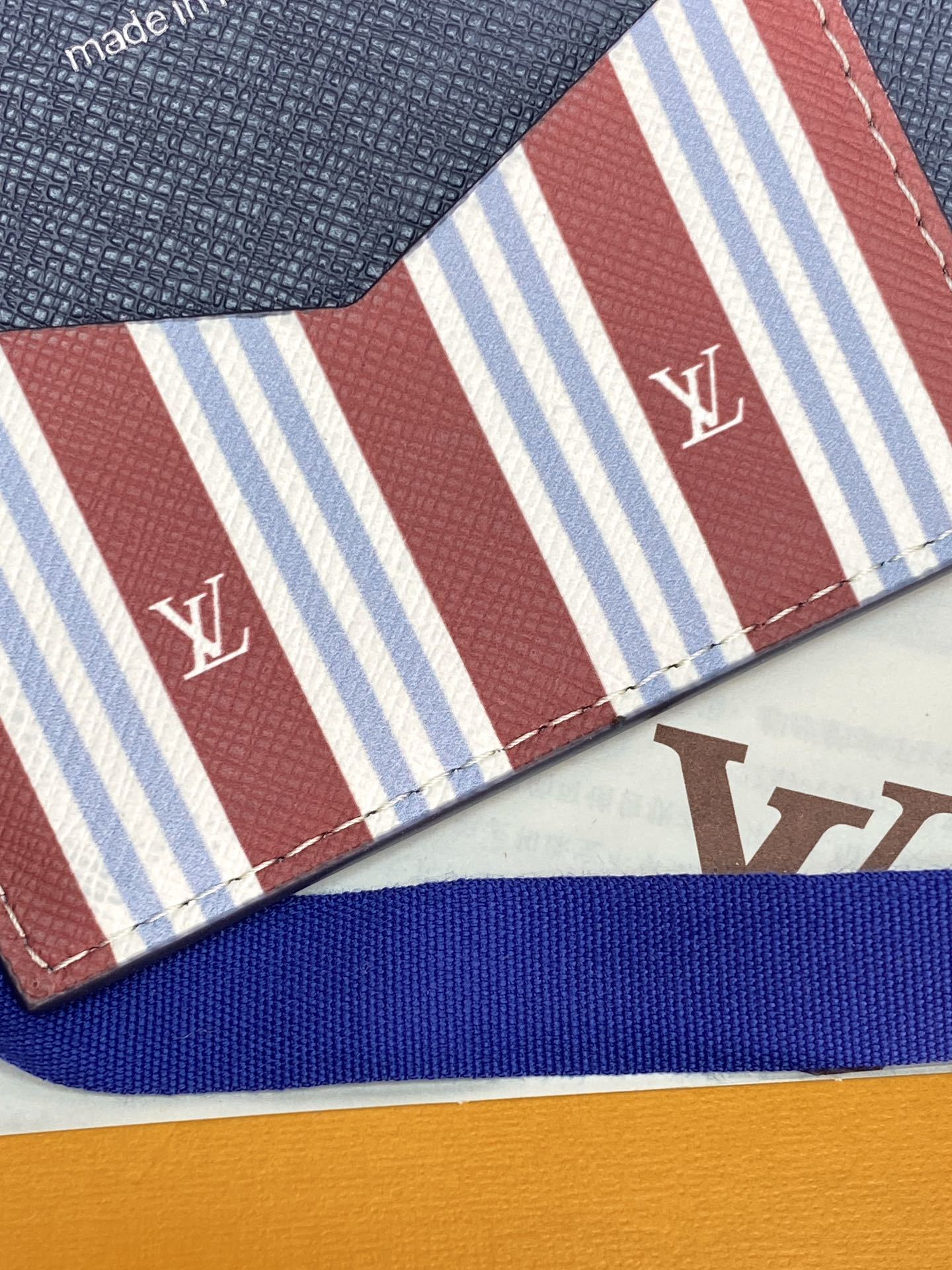 M15075 蓝条纹!护照套!本款护照套以 Monogram Heritage 涂层帆布包裹印花牛皮革内