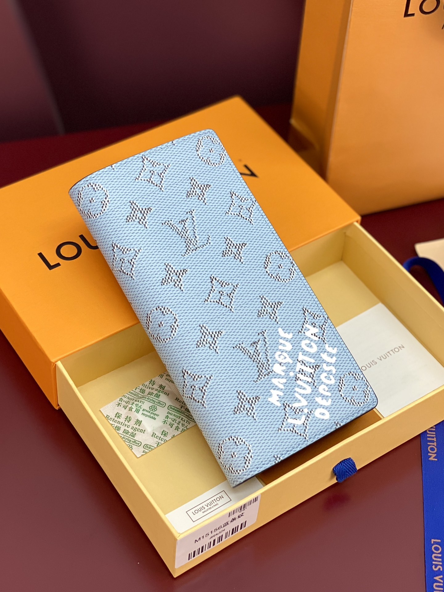 M15156 蓝条纹!BRAZZA 钱夹!本款 Brazza 钱夹以 Monogram Heritage