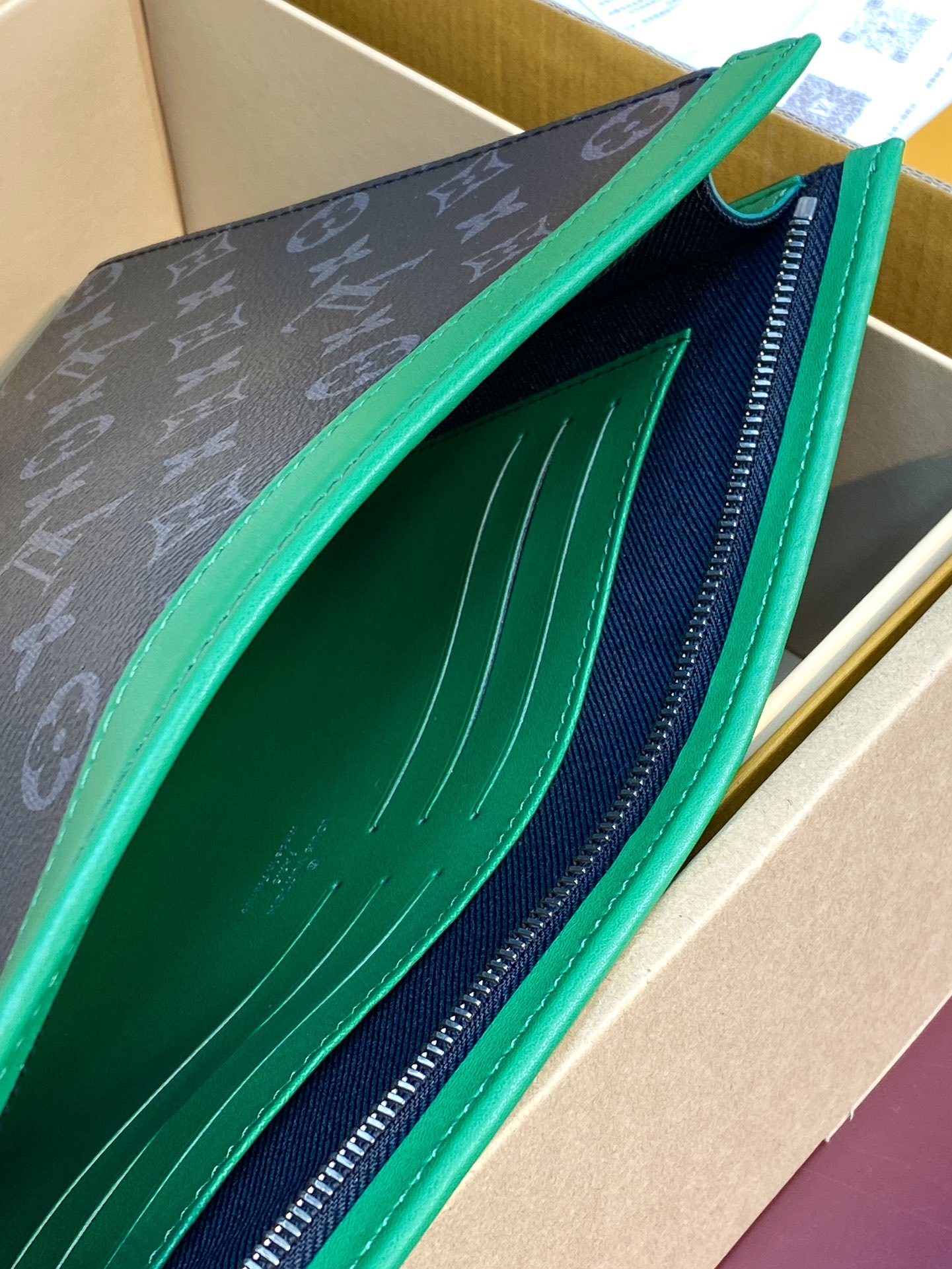 升级版本⚠️M26031 黑花绿!芯片版!当季新款 POCHETTE VOYAGE 中号手拿包、Poch