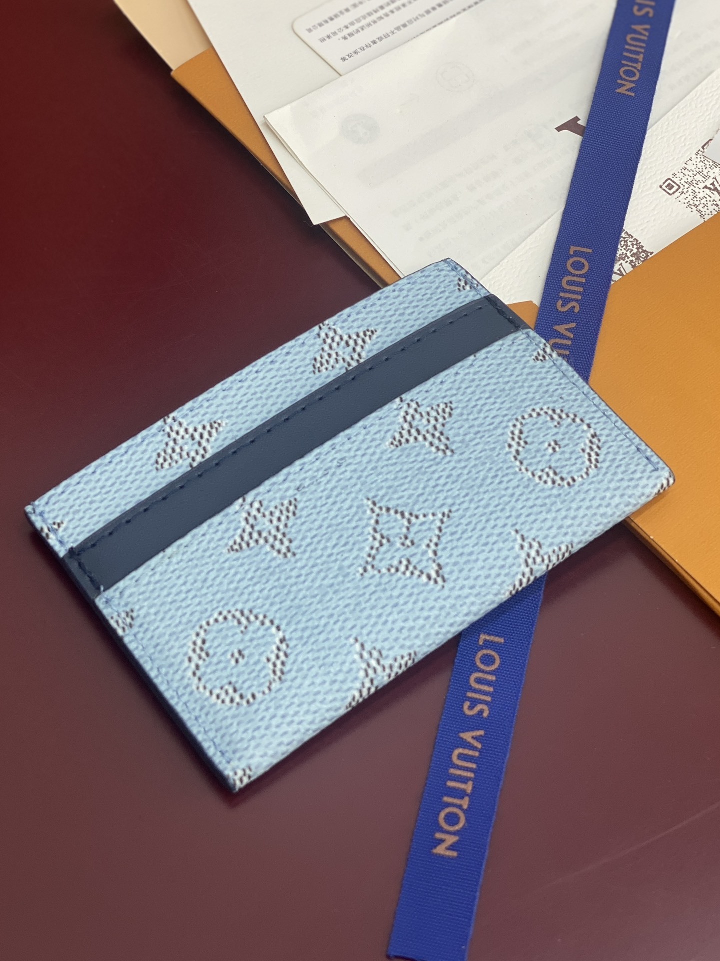 M14766 蓝条纹!雙面名片夾、這款雙面名片夾以Monogram Heritage塗層帆布製造,是Ph