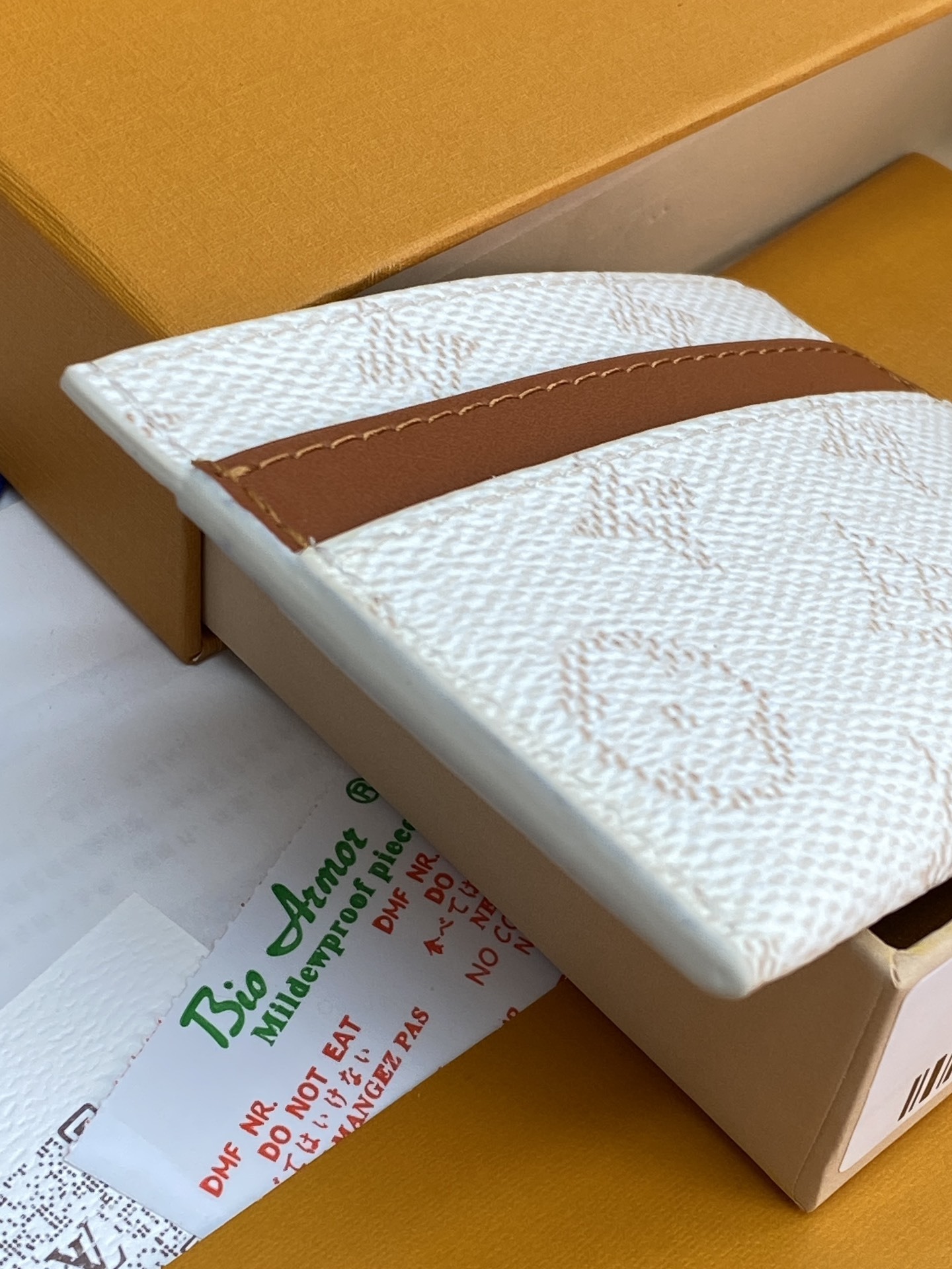 M14766 白条纹!雙面名片夾、這款雙面名片夾以Monogram Heritage塗層帆布製造,是Ph