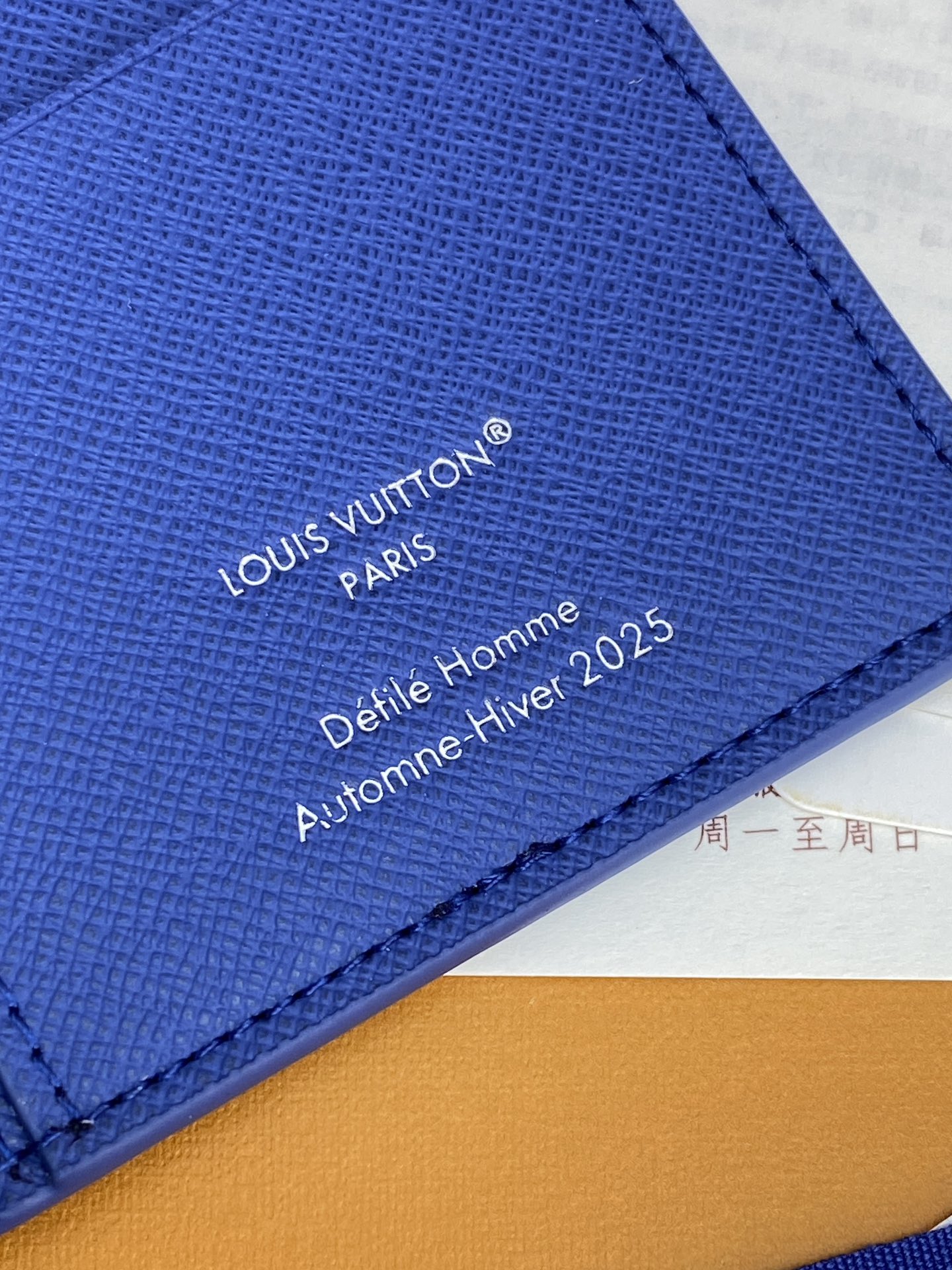 顶级原单 M25985 富士山蓝!BRAZZA 钱夹!本款 Brazza 钱夹以 Monogram Heritage 涂层帆布包裹印花牛皮革内衬,以二战未其驻日美军为自已制作的纪念!将 Pharrell Williams 挚爱的 Marque L. Vuitton Déposée 标识标注一角。内设卡片夹层、拉链零钱袋和隔层,成就日常出行佳选。
19 x 2 x 10 厘米
(高 x 宽 x 长度)