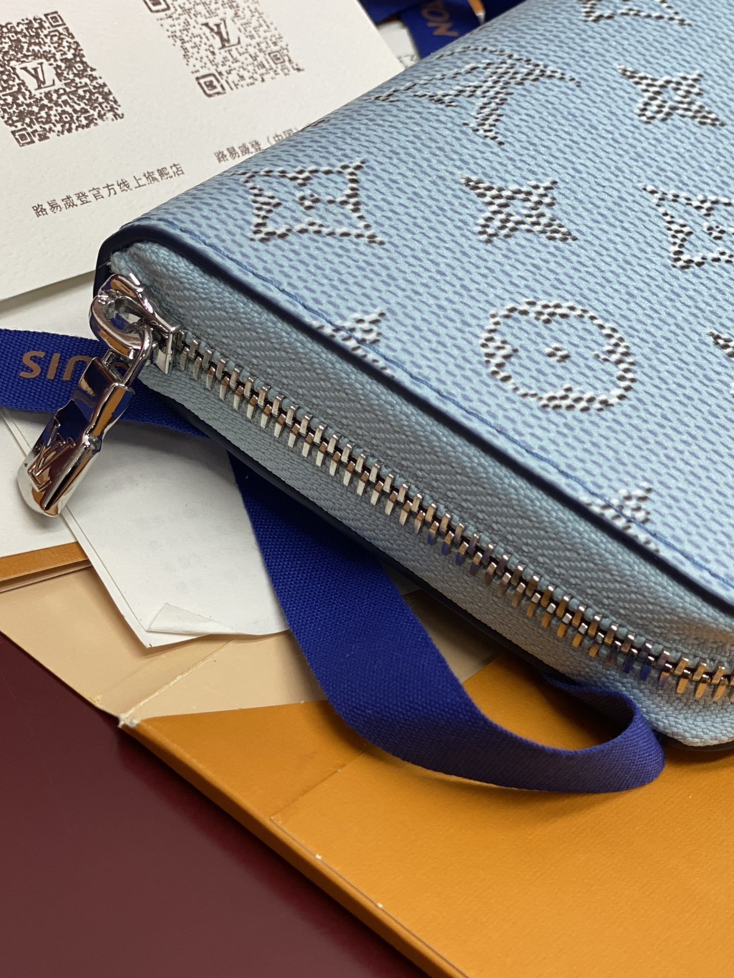 M15157 蓝条纹!ZIPPY 拉链竖款钱夹 此款路易威登Zippy竖款拉链钱夹,由Monogram
