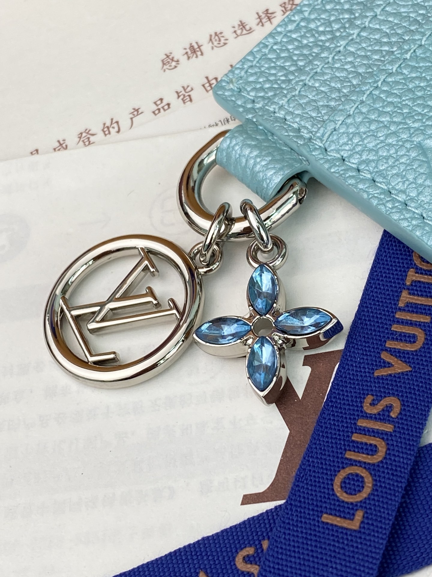 M12180 珠光蓝!(采用进口头层牛皮制作❗️❗️)LV Charms 名片夾、這款LV Ski系列的