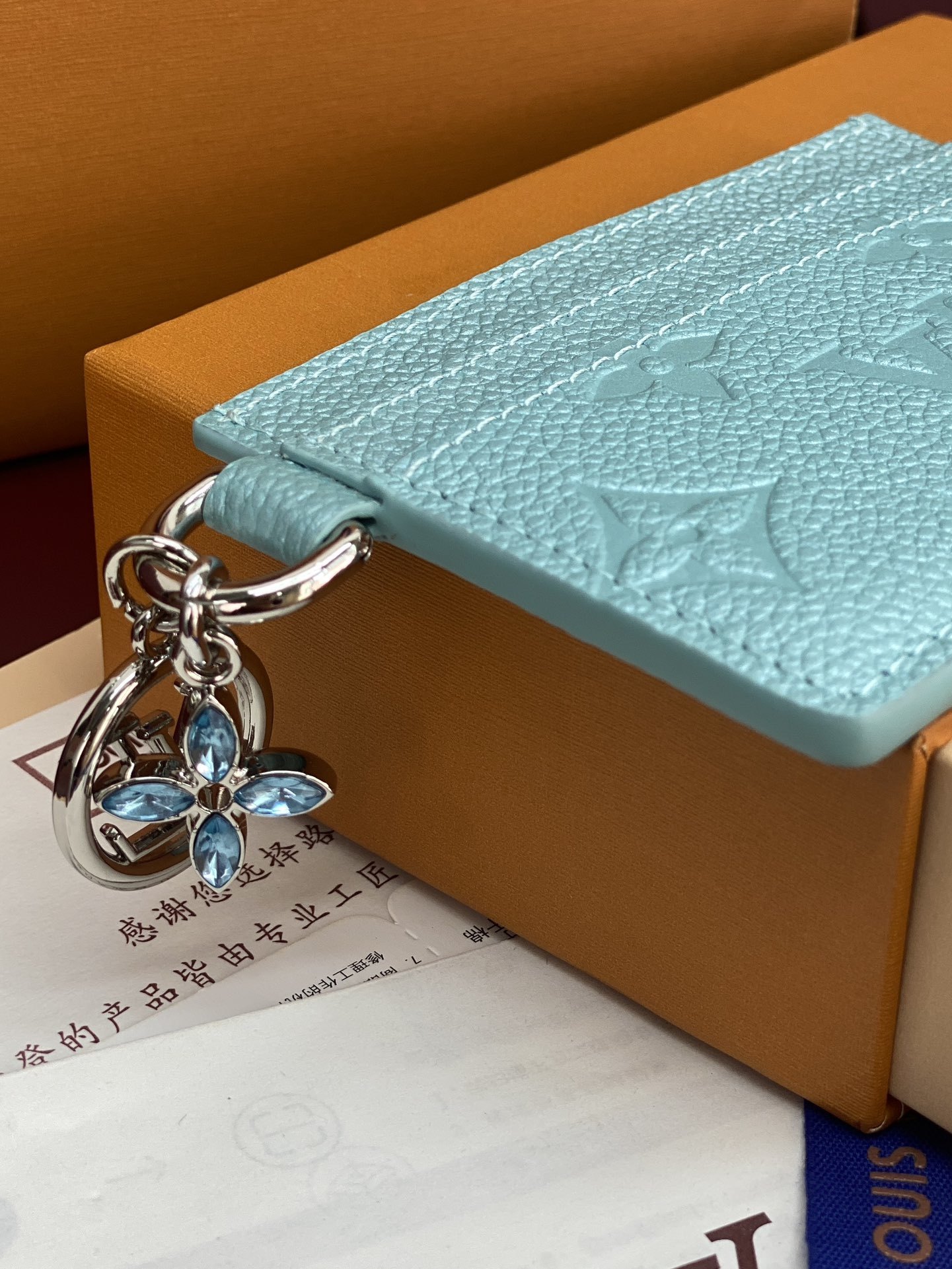 M12180 珠光蓝!(采用进口头层牛皮制作❗️❗️)LV Charms 名片夾、這款LV Ski系列的