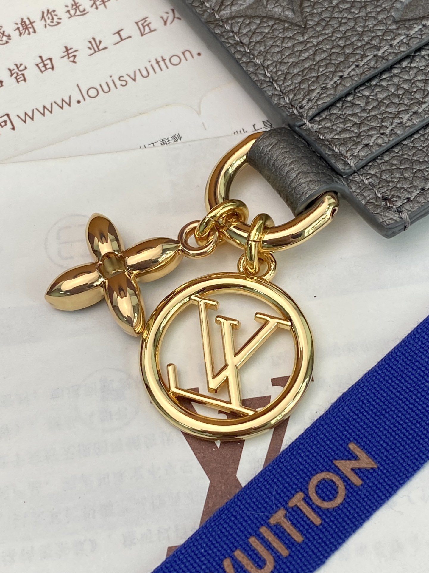 M12180 珠光灰!(采用进口头层牛皮制作❗️❗️)LV Charms 名片夾、這款LV Ski系列的