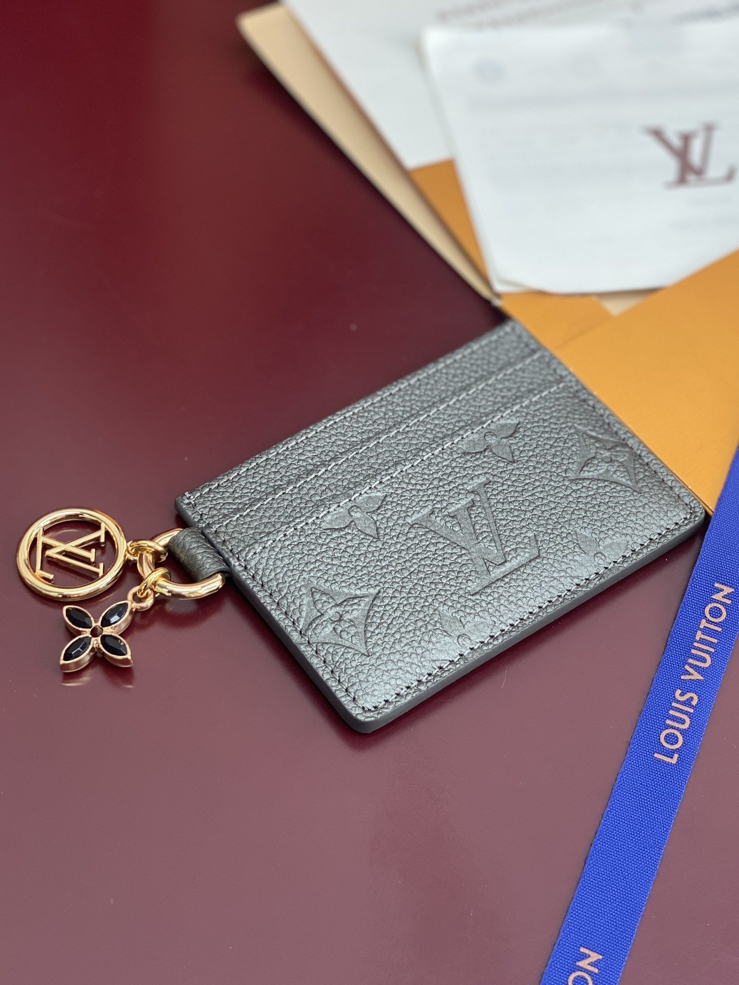 M12180 珠光灰!(采用进口头层牛皮制作❗️❗️)LV Charms 名片夾、這款LV Ski系列的