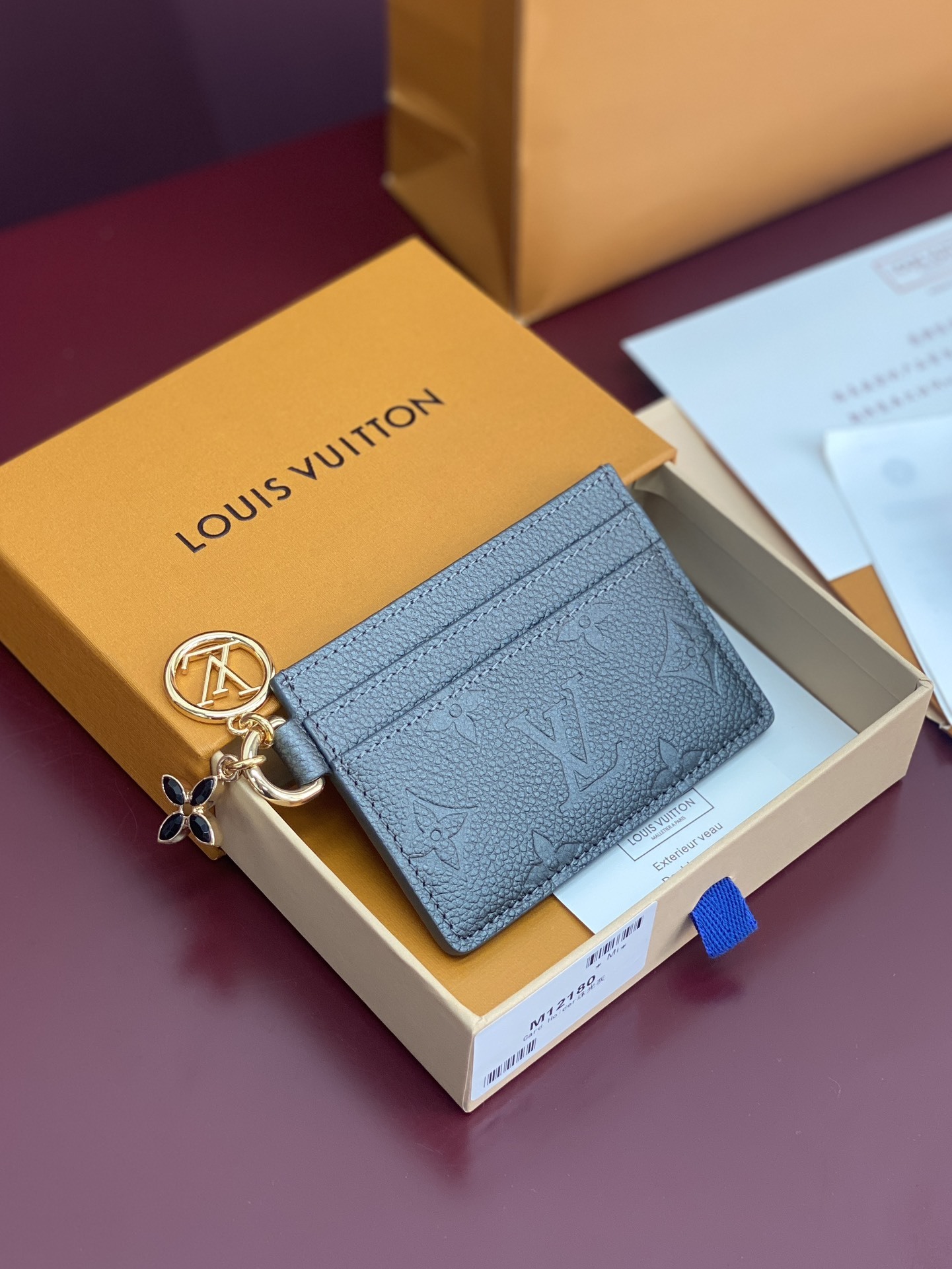 M12180 珠光灰!(采用进口头层牛皮制作❗️❗️)LV Charms 名片夾、這款LV Ski系列的