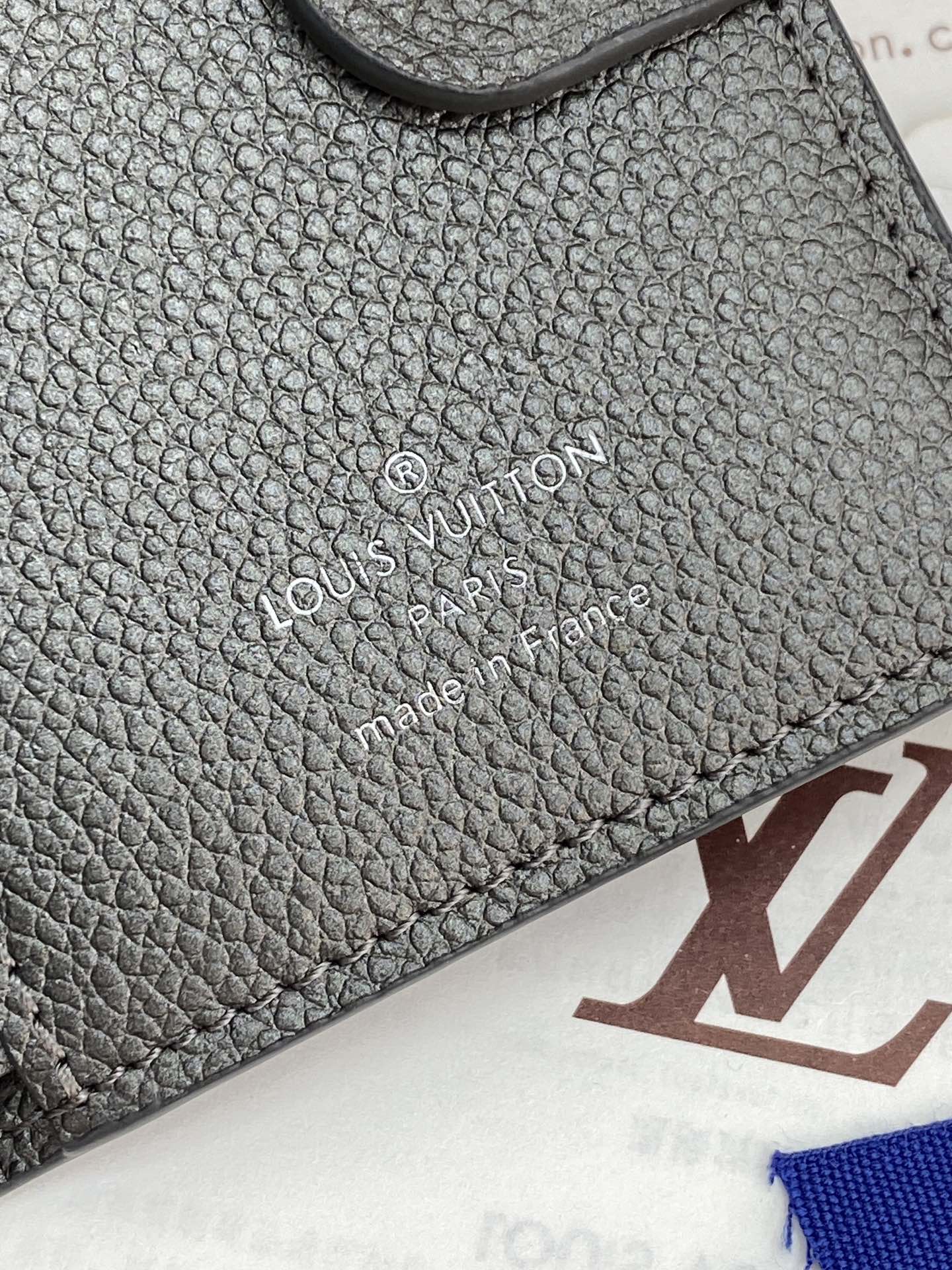 M12536 珠光灰！(采用进口头层牛皮制作❗️❗️) Lisa 錢包、這款Lisa錢包以標誌性Mono