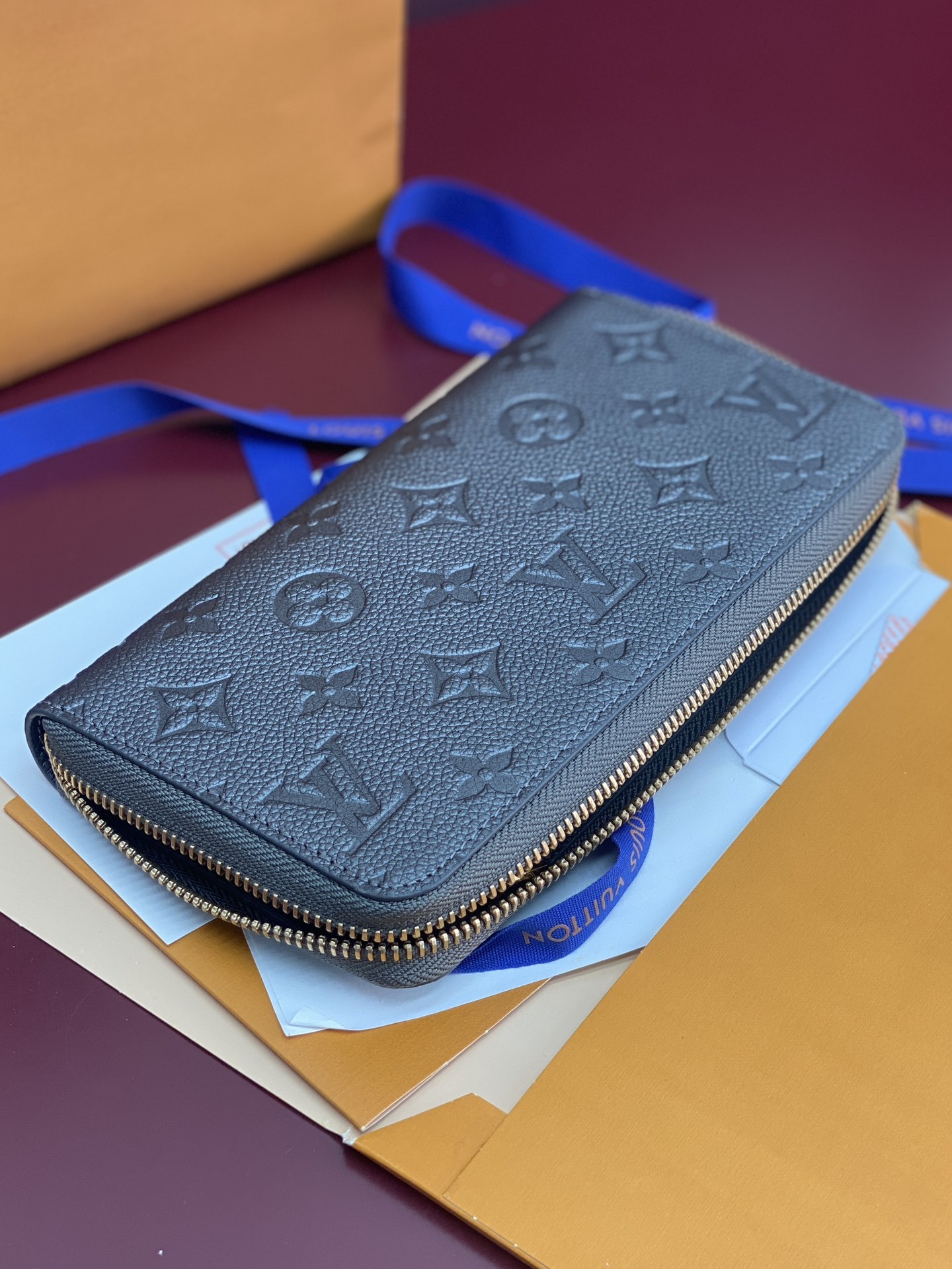 M12680 珠光灰!(采用进口头层牛皮制作❗️❗️)作为代表性作品之一,此款 Zippy 拉链钱夹由