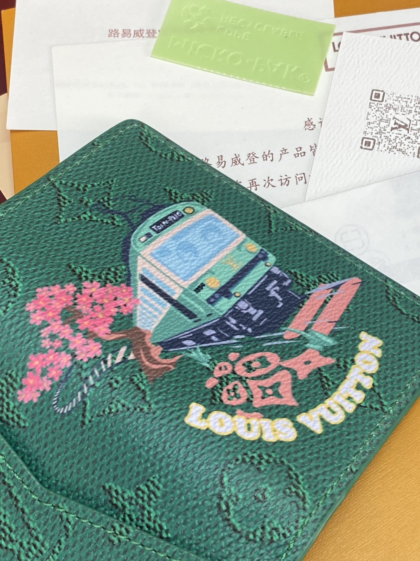 M25971 火车绿!袋裝萬用錢包、這款袋裝萬用錢包以彩色Monogram帆布製造,正面飾以色彩繽紛的日