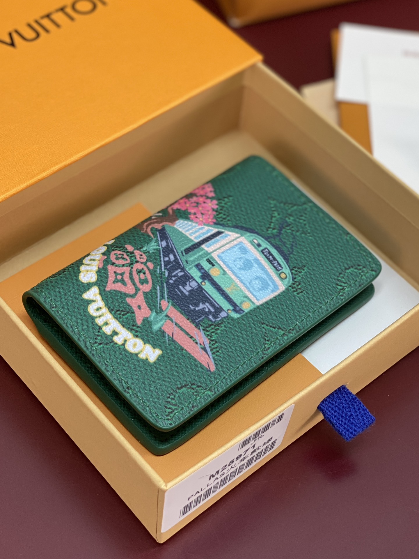 M25971 火车绿!袋裝萬用錢包、這款袋裝萬用錢包以彩色Monogram帆布製造,正面飾以色彩繽紛的日