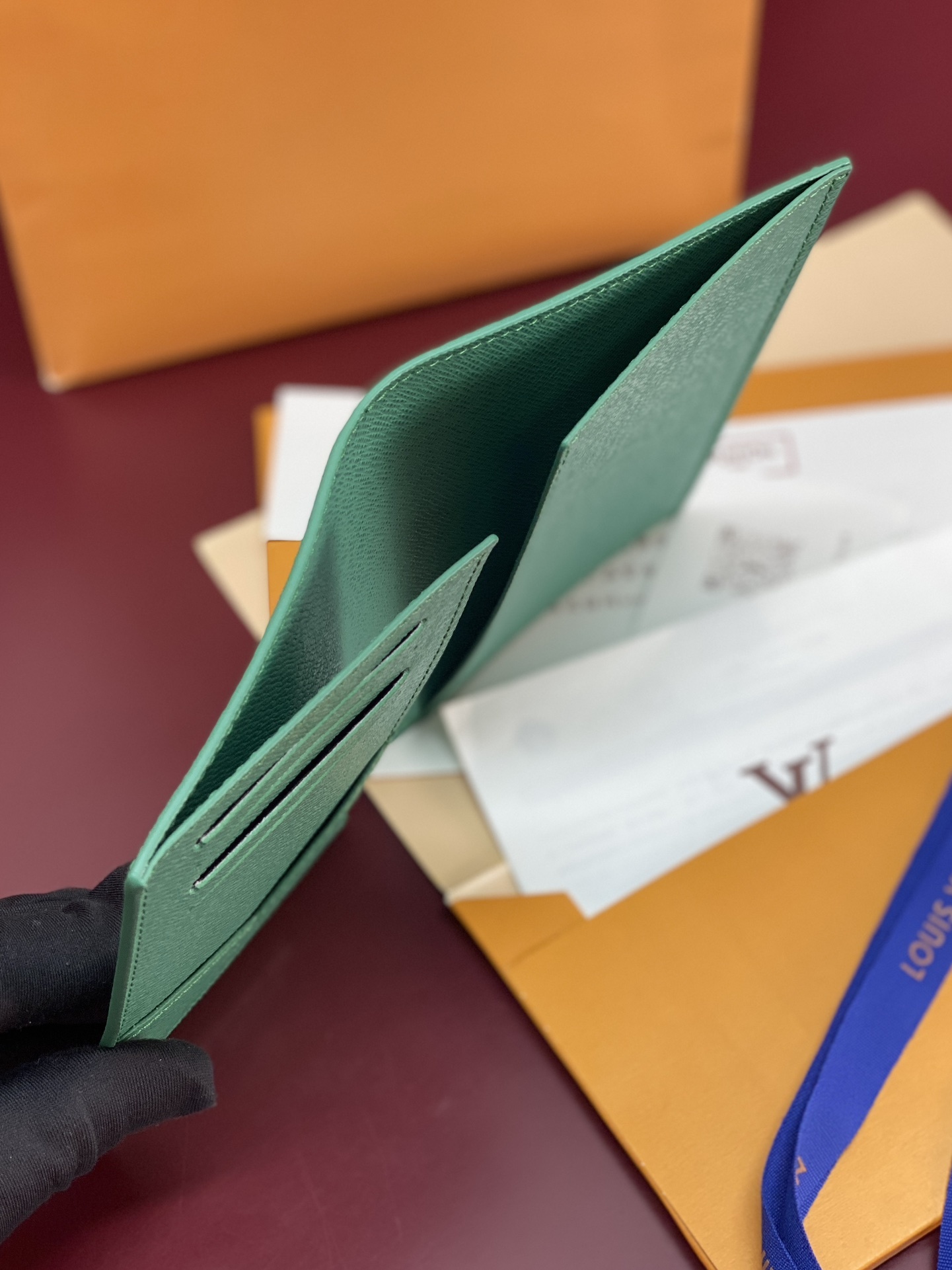 M25967 火车绿!護照封套!這款護照封套以彩色Monogram帆布製造,綴以活潑的印花圖案。這款實用