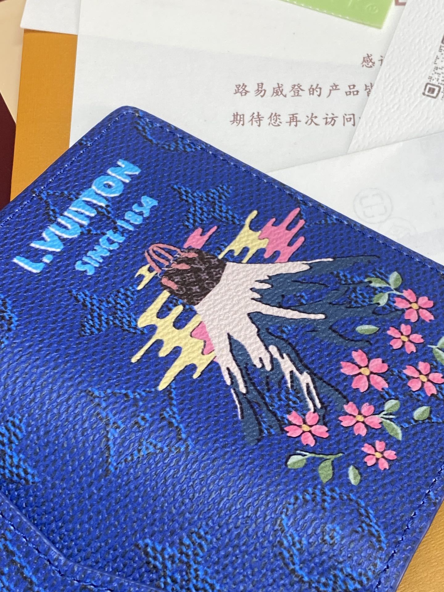 M25971 富士山蓝!袋裝萬用錢包、這款袋裝萬用錢包以彩色Monogram帆布製造,正面飾以色彩繽紛的