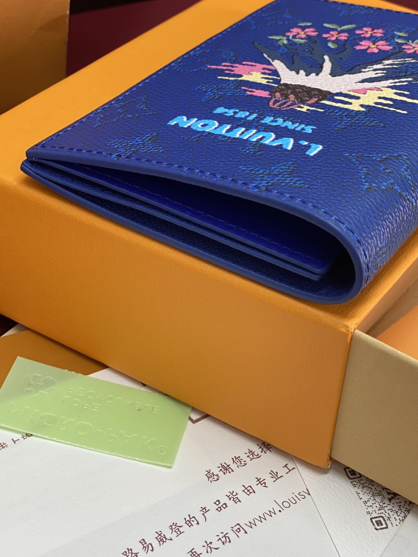 M25967 富士山蓝!護照封套!這款護照封套以彩色Monogram帆布製造,綴以活潑的印花圖案。這款實