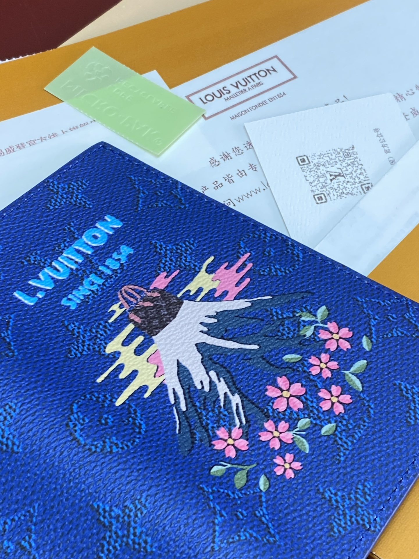 M25967 富士山蓝!護照封套!這款護照封套以彩色Monogram帆布製造,綴以活潑的印花圖案。這款實