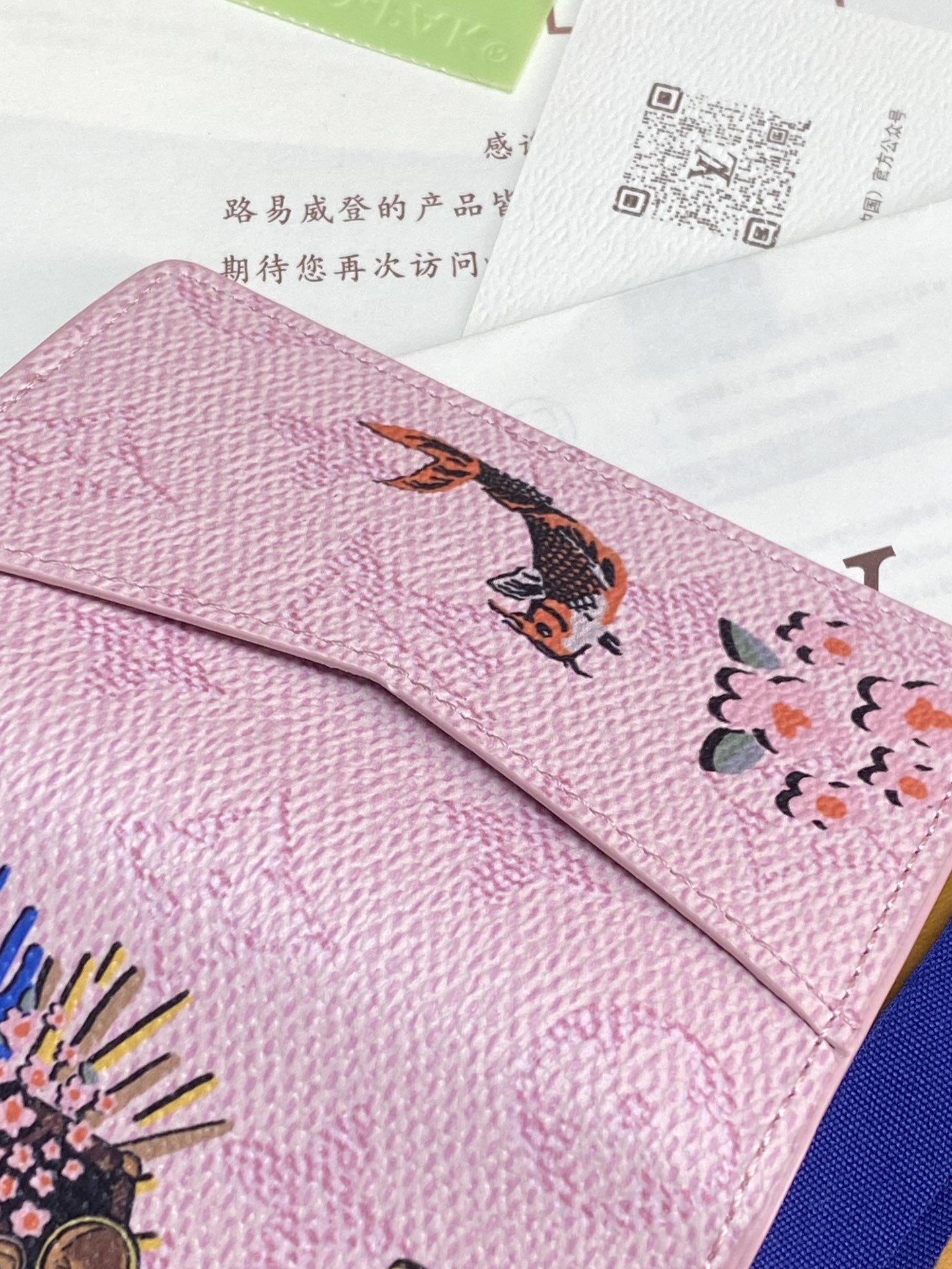 M25971 硬箱粉!袋裝萬用錢包、這款袋裝萬用錢包以彩色Monogram帆布製造,正面飾以色彩繽紛的日