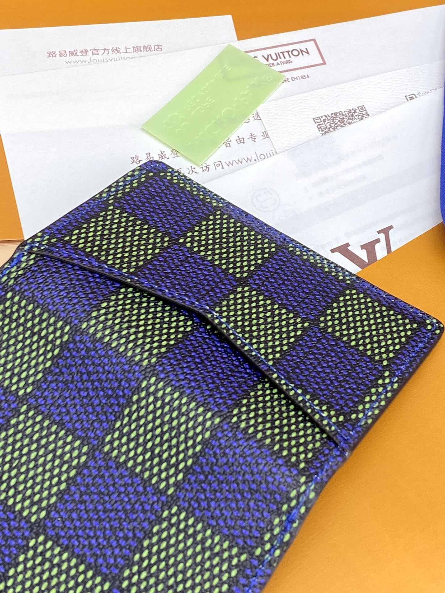 N00143 蓝格 卡包！这款口袋钱夹以 LVers Damier 牛仔布制成，Pharrell Wil