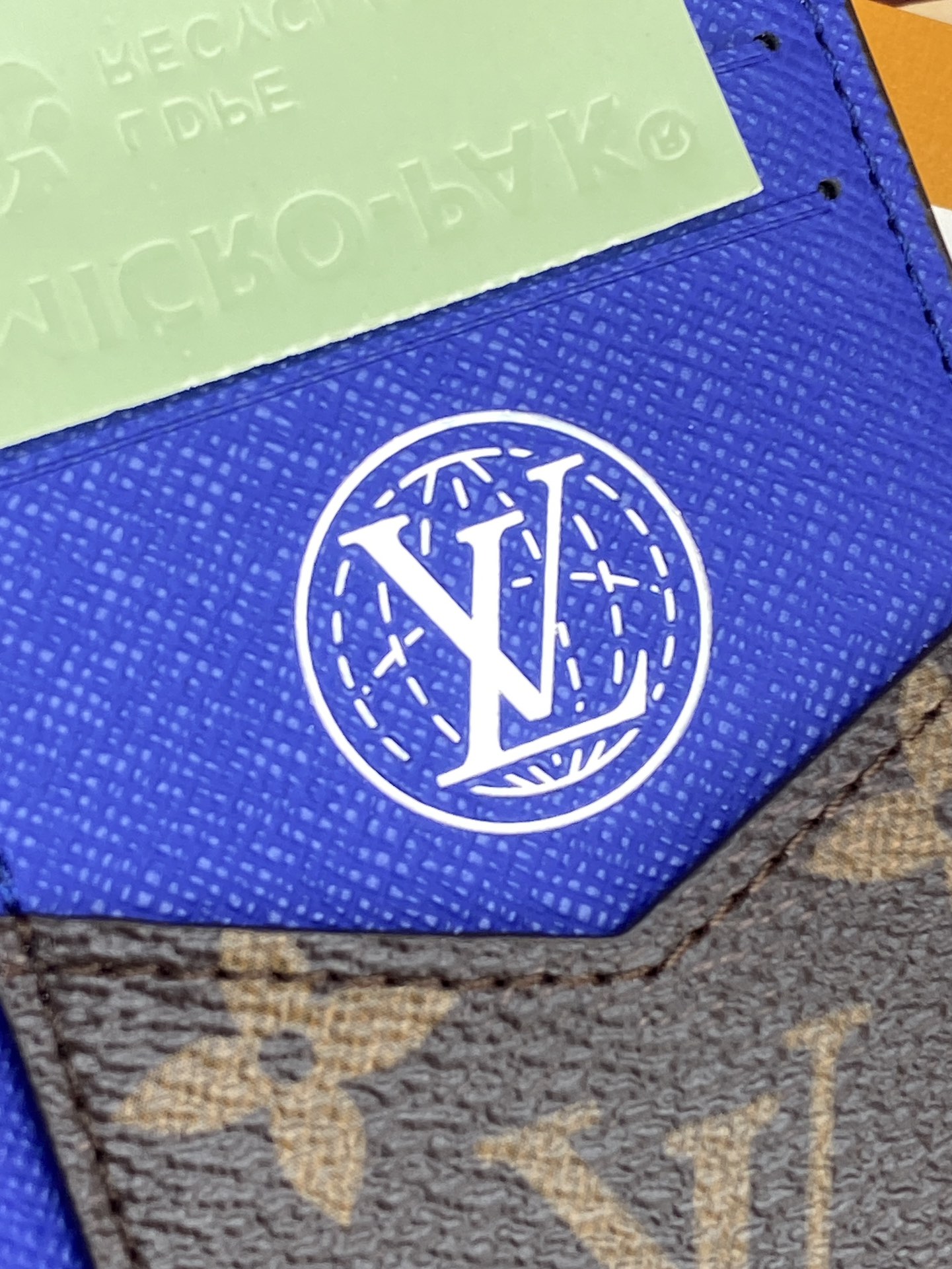 N00143 蓝格 卡包！这款口袋钱夹以 LVers Damier 牛仔布制成，Pharrell Wil
