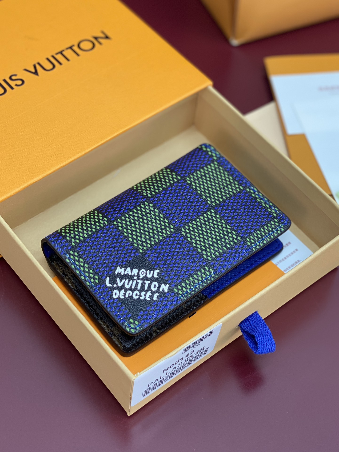 N00143 蓝格 卡包！这款口袋钱夹以 LVers Damier 牛仔布制成，Pharrell Wil
