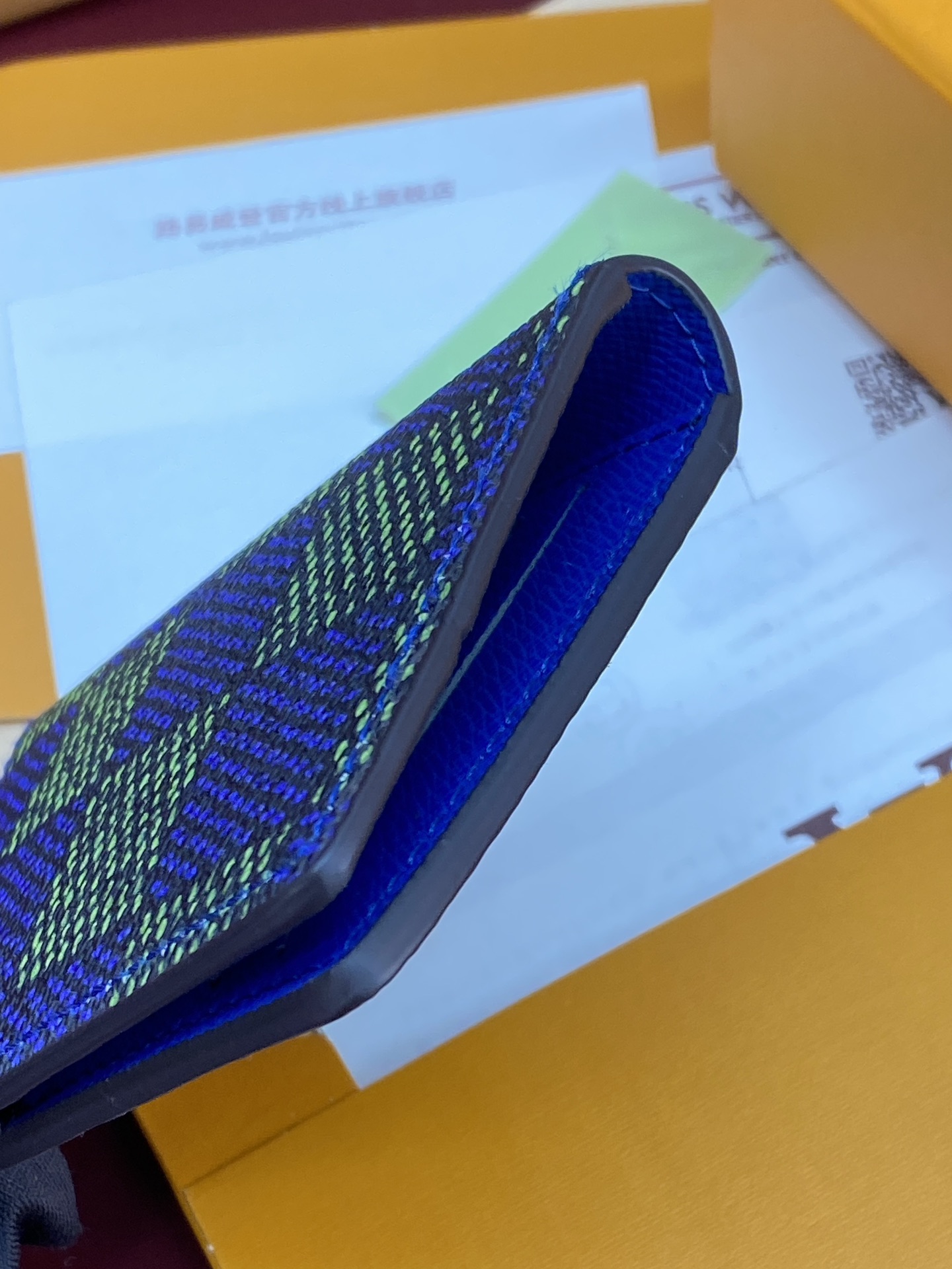N00143 蓝格 卡包！这款口袋钱夹以 LVers Damier 牛仔布制成，Pharrell Wil