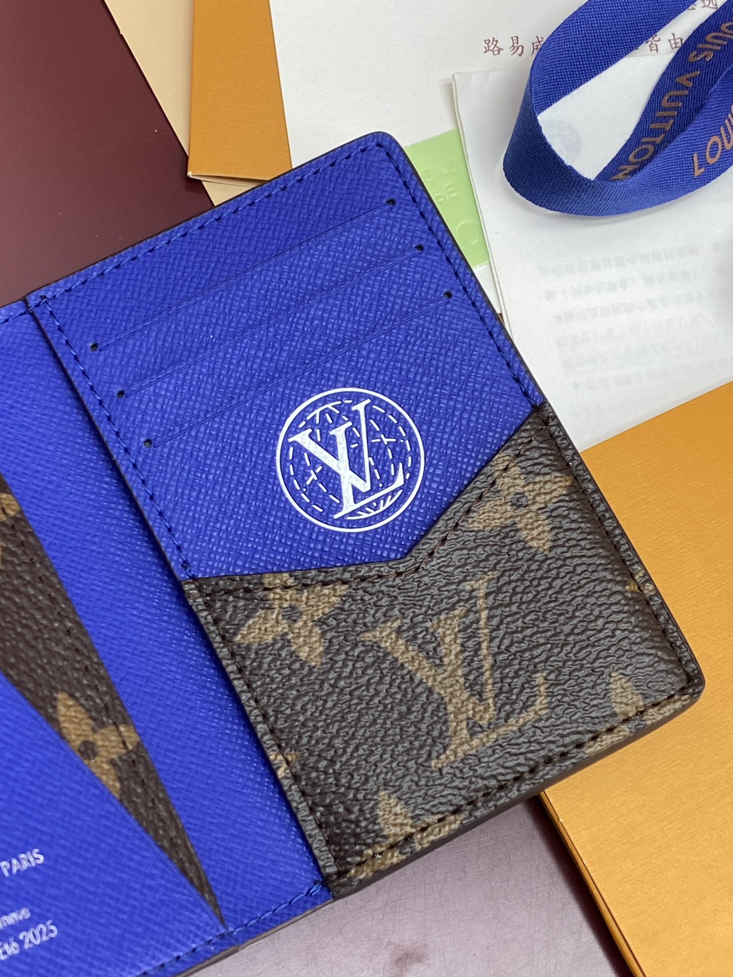 N00143 蓝格 卡包！这款口袋钱夹以 LVers Damier 牛仔布制成，Pharrell Wil