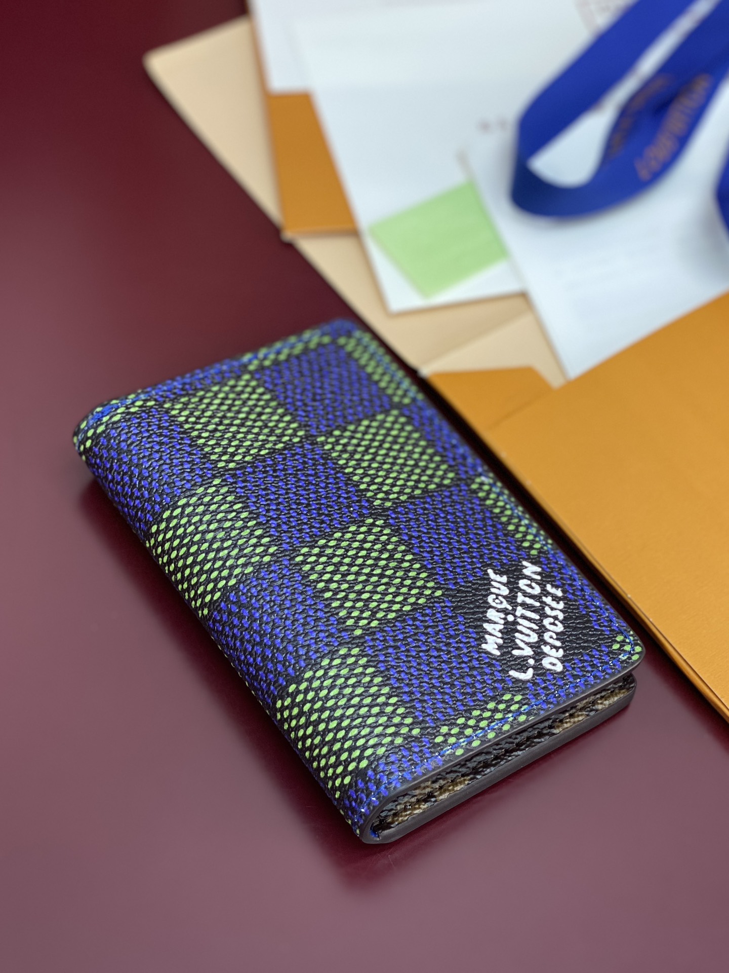 N00143 蓝格 卡包！这款口袋钱夹以 LVers Damier 牛仔布制成，Pharrell Wil