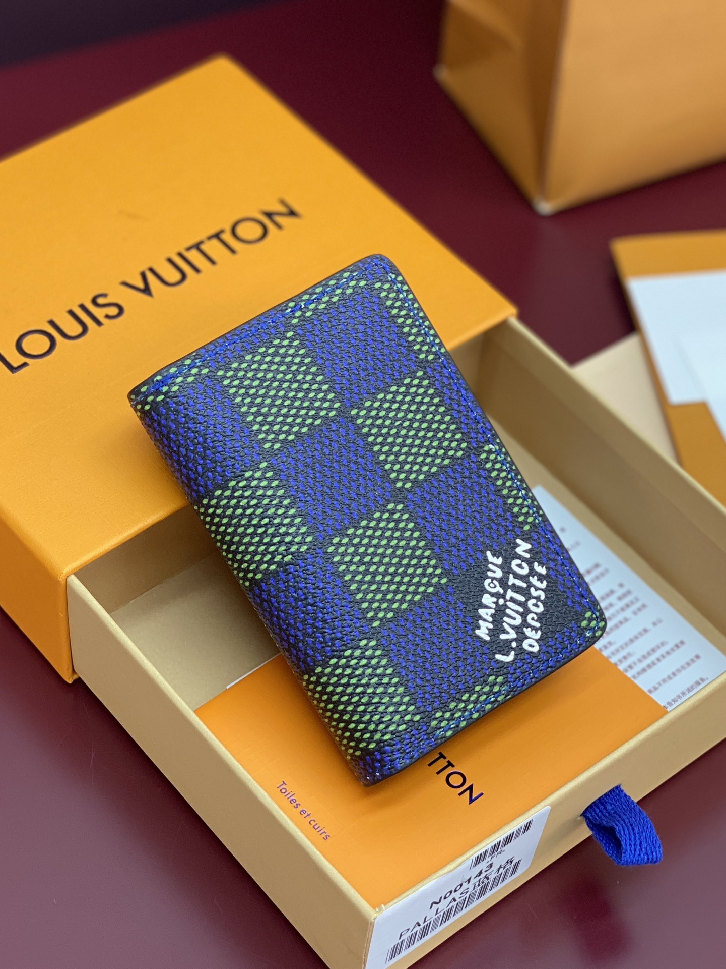 N00143 蓝格 卡包！这款口袋钱夹以 LVers Damier 牛仔布制成，Pharrell Wil
