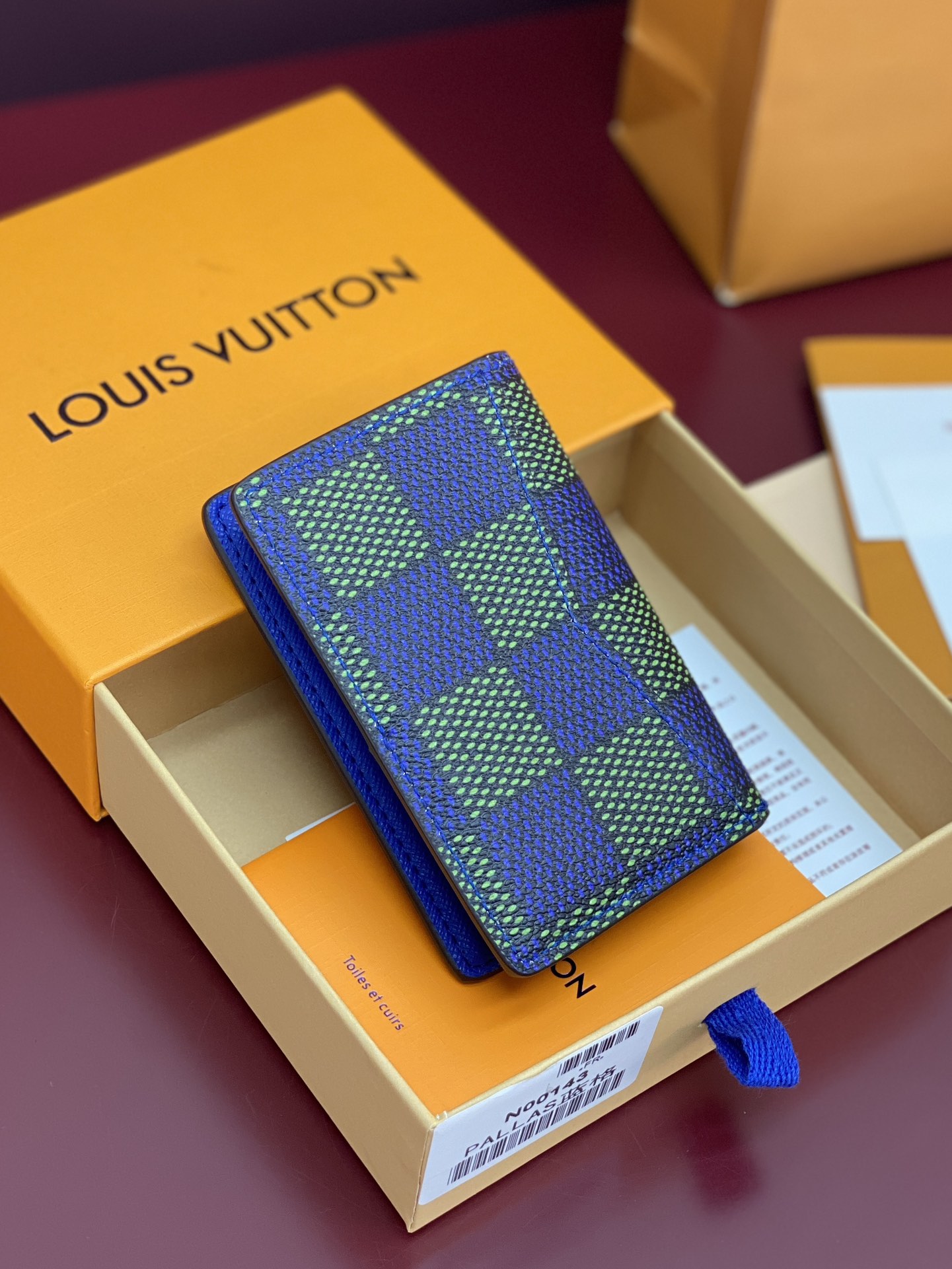 N00143 蓝格 卡包！这款口袋钱夹以 LVers Damier 牛仔布制成，Pharrell Wil