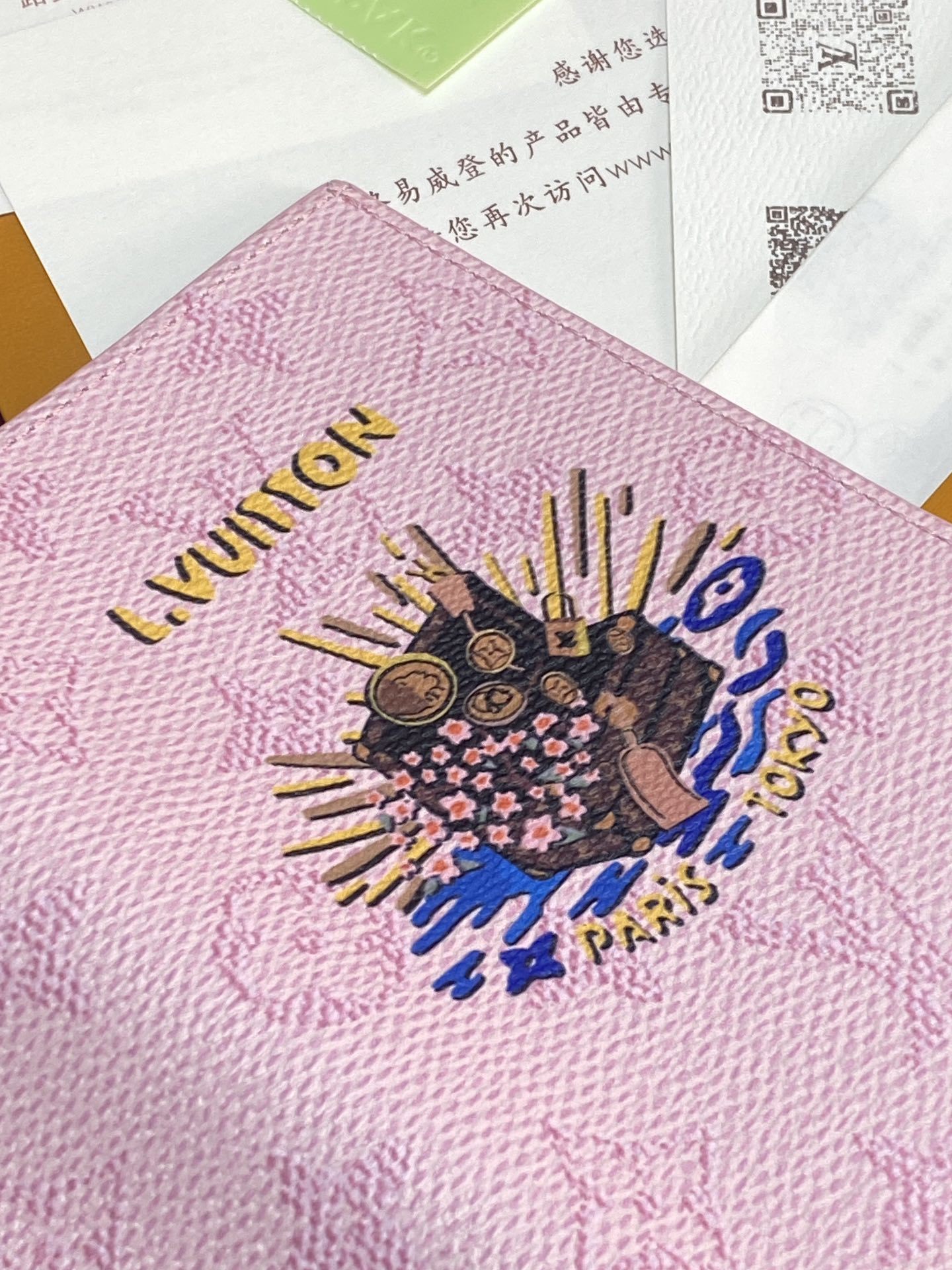 M25967 硬箱粉!護照封套!這款護照封套以彩色Monogram帆布製造,綴以活潑的印花圖案。這款實用